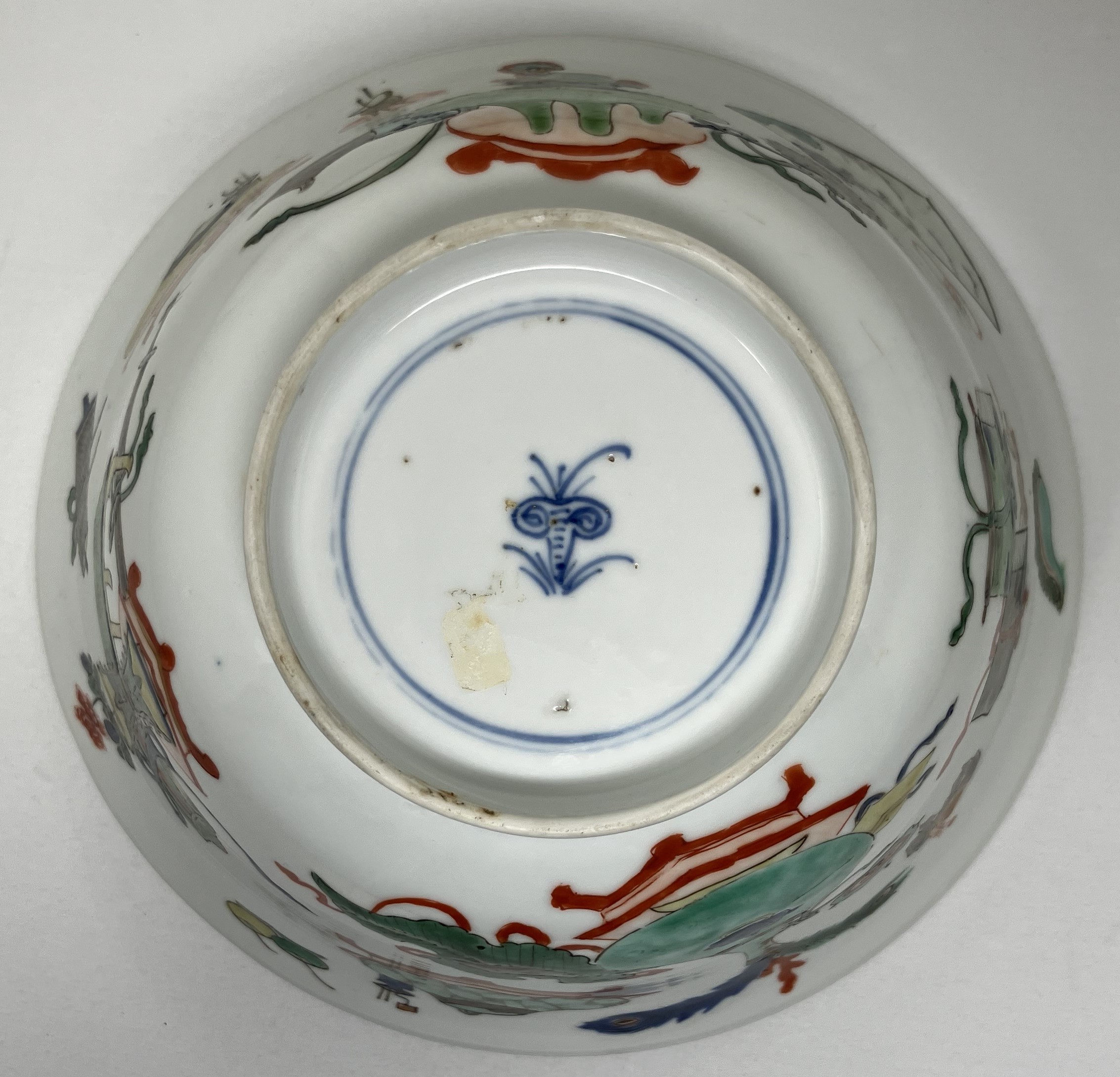 A Chinese famille verte Hundred Antiquities porcelain bowl, probaby Kangxi period, blue double - Image 3 of 7