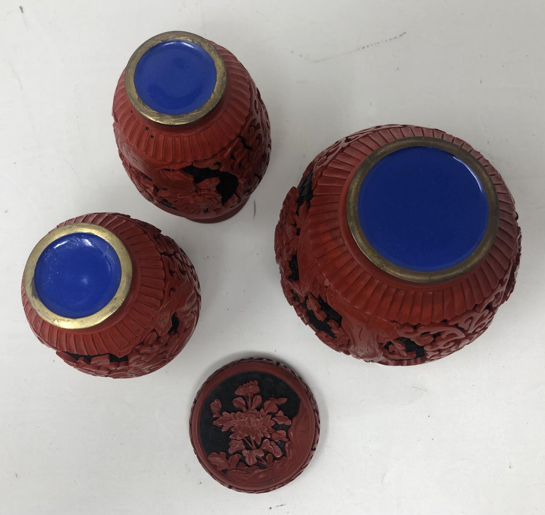 A pair of Chinese cinnabar lacquer vases, 10 cm high, and a matching jar and cover, 10.5 cm high (3) - Image 4 of 4