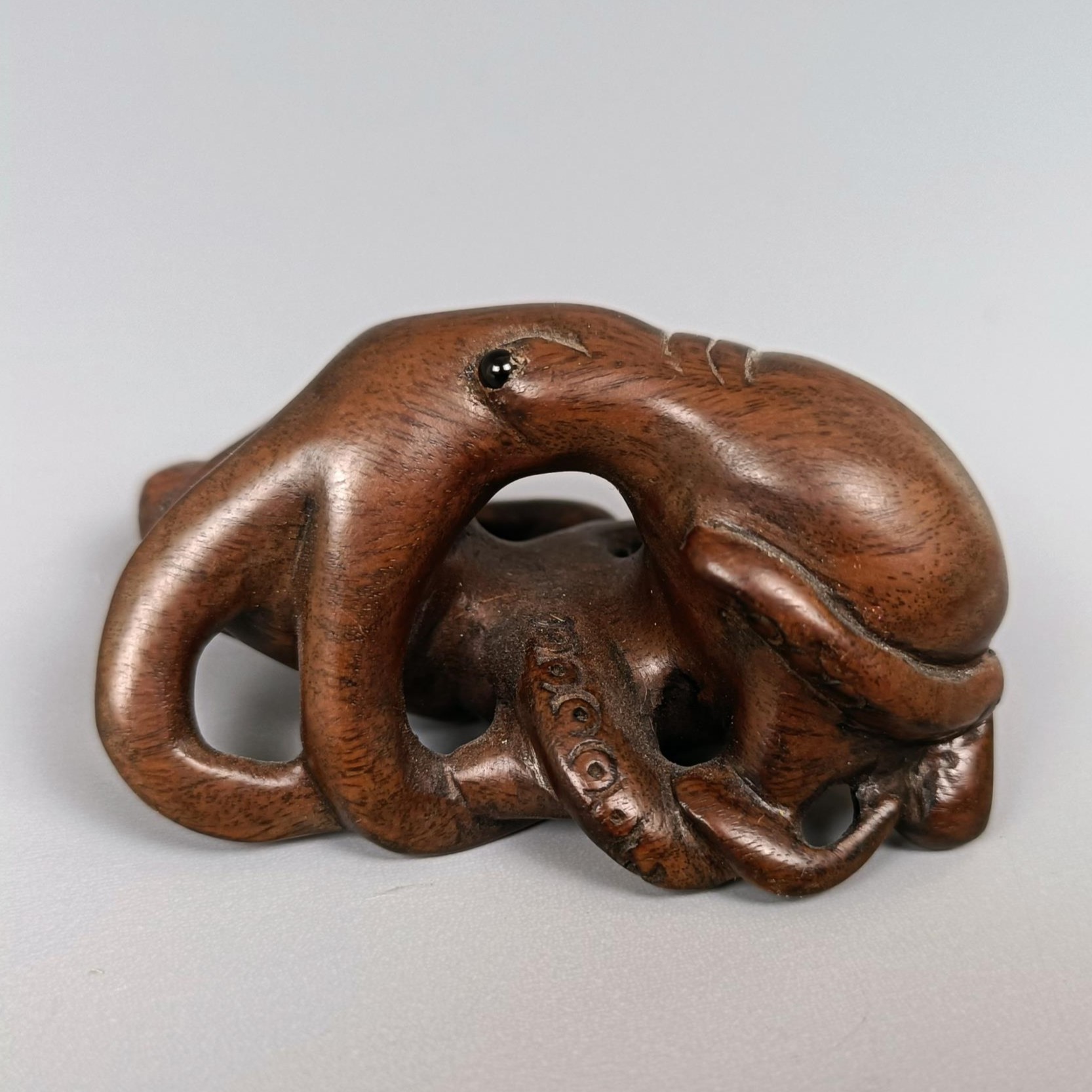 A carved wooden netsuke, in the form of an octopus, 5 cm wide - Image 5 of 5