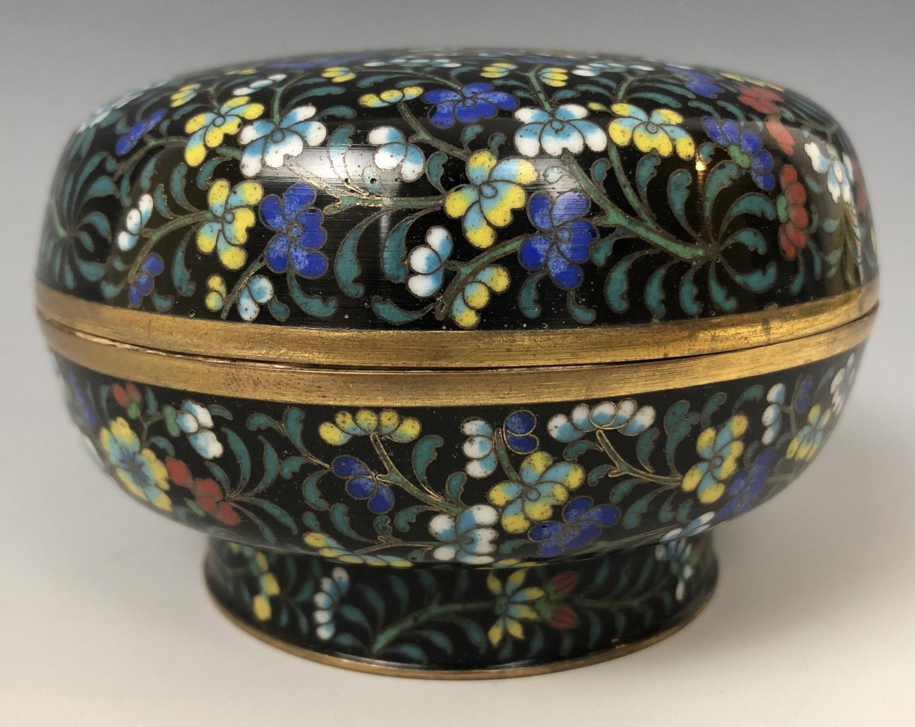 A Chinese cloisonné bowl and cover, decorated butterflies and foliage, 9.5 cm diameter