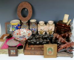 A pair of Japanese carvings of lions, a brush pot, and assorted other items (box)