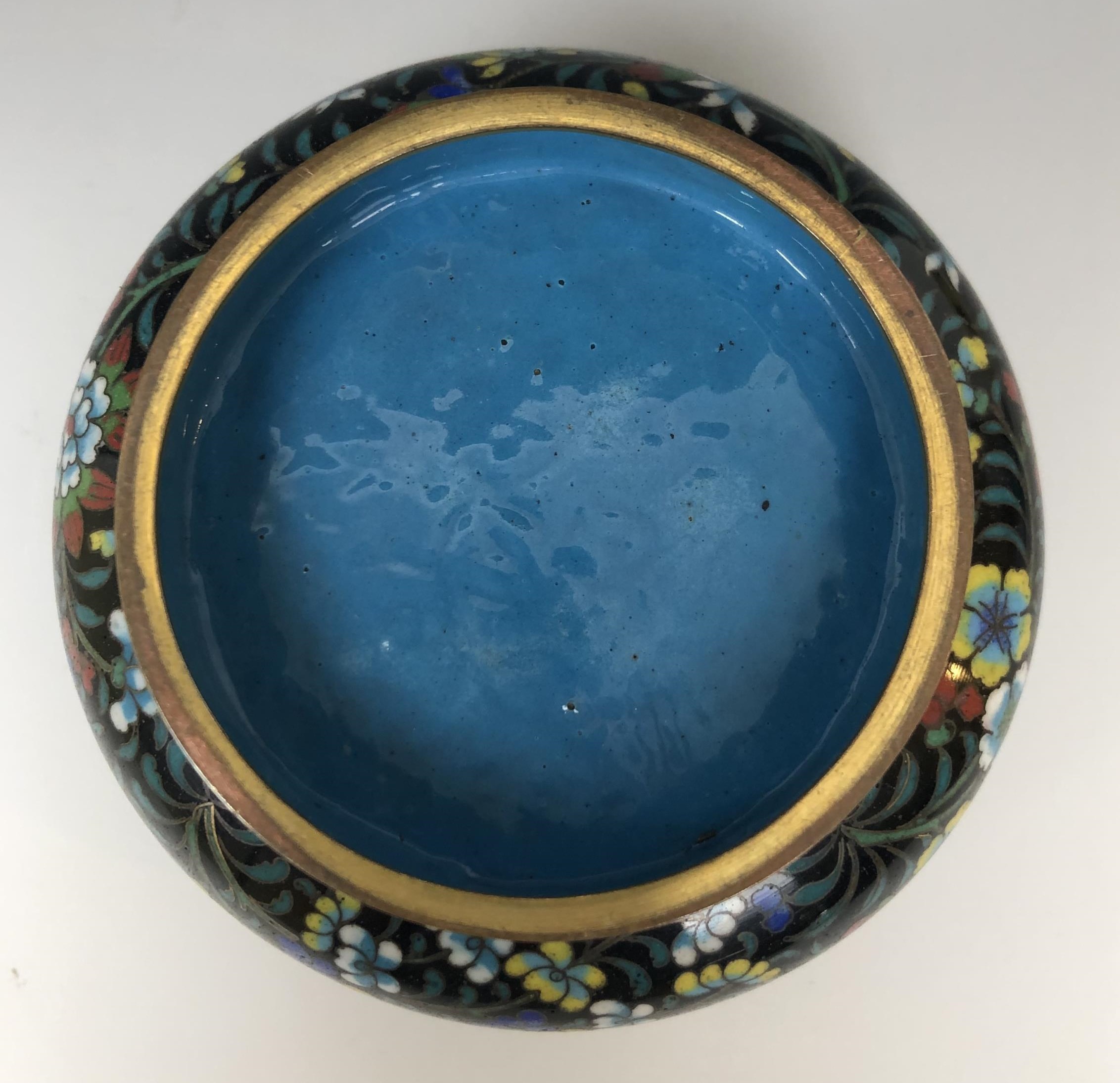 A Chinese cloisonné bowl and cover, decorated butterflies and foliage, 9.5 cm diameter - Image 3 of 4