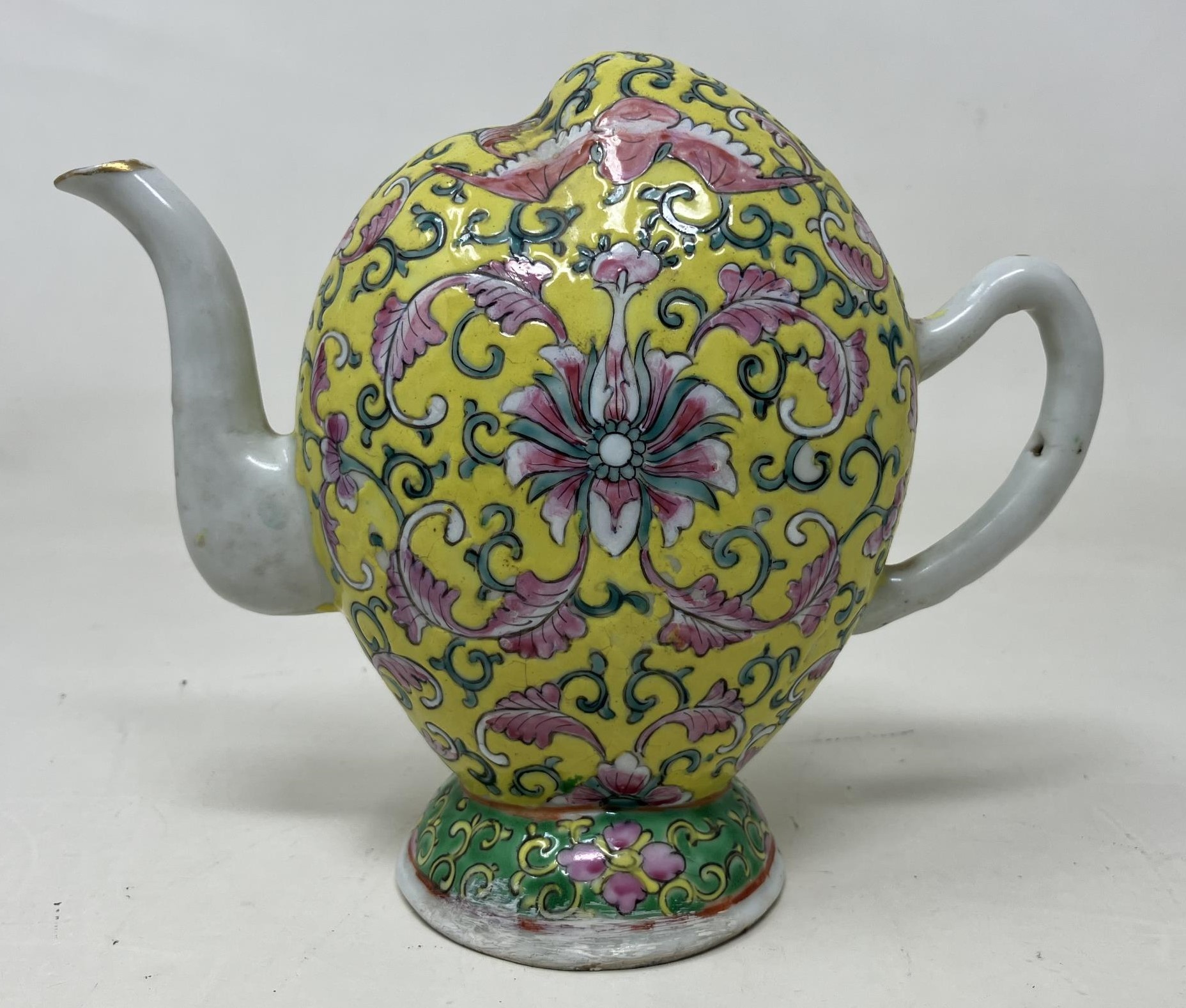 A Chinese Cadogan style teapot, of melon form, decorated bats and floral motifs on a yellow - Bild 2 aus 2