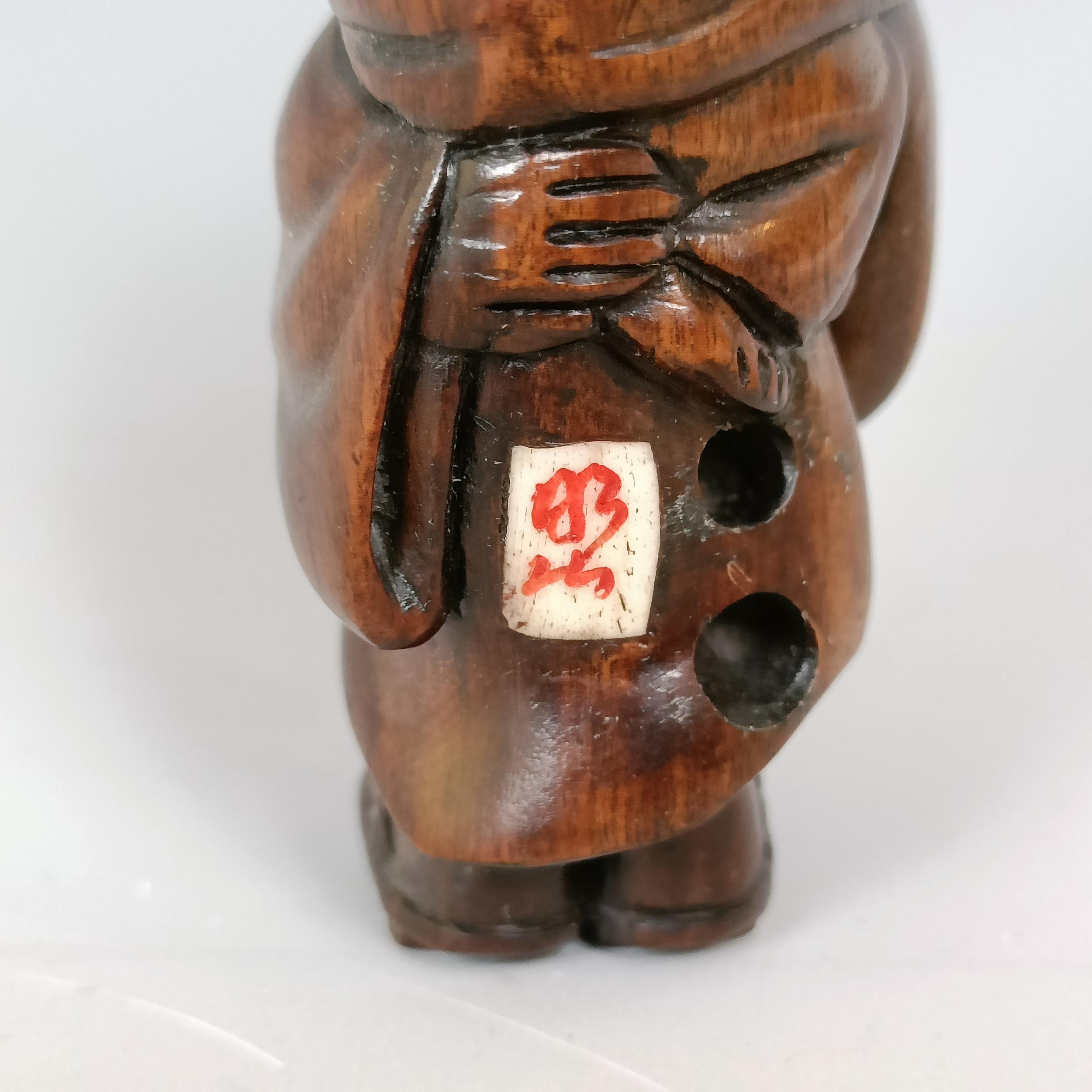 A carved wooden netsuke, in the form of mother and child, signed, 5 cm - Image 5 of 6