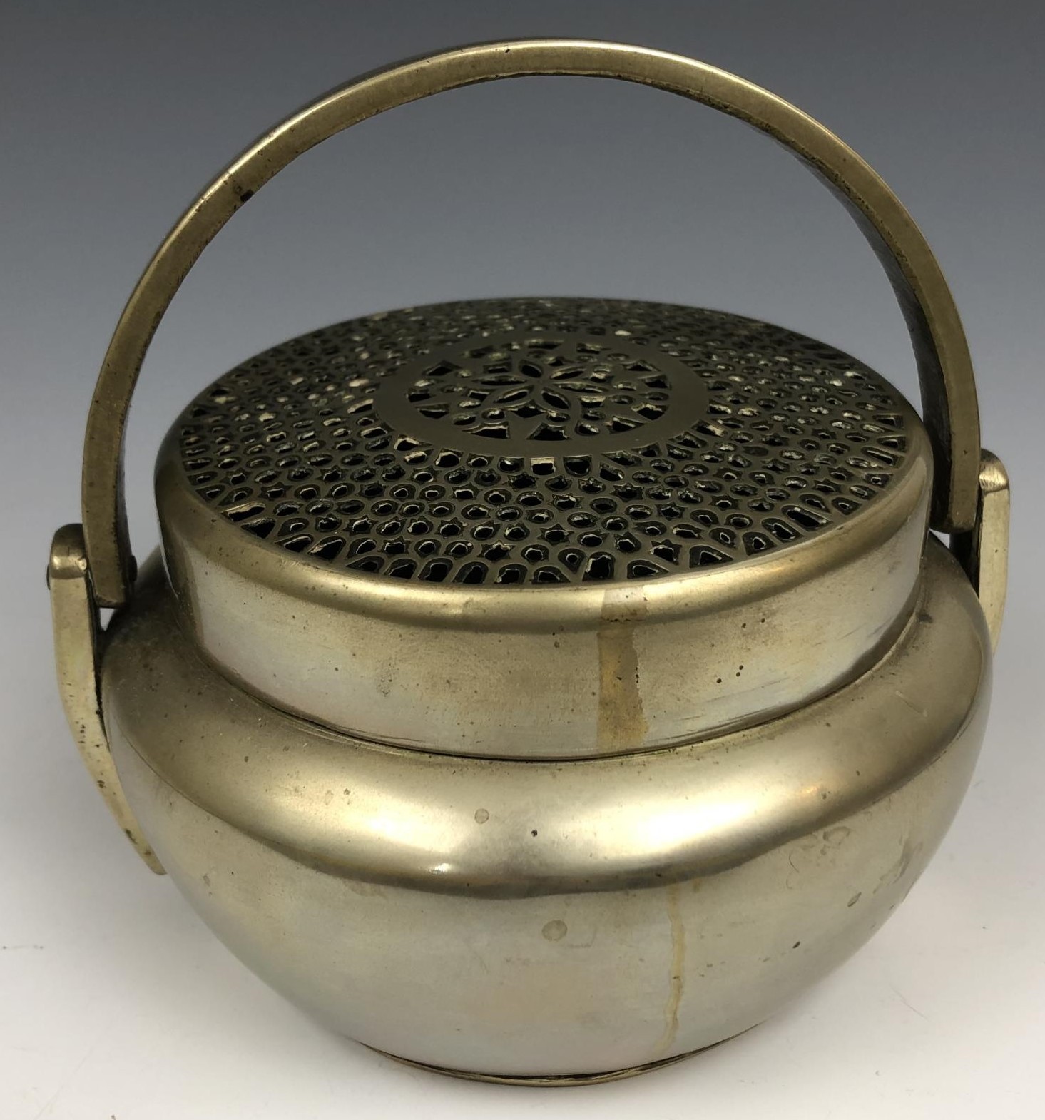 A Chinese metal censer and cover, with a swing handle, 12.5 cm diameter - Image 3 of 6