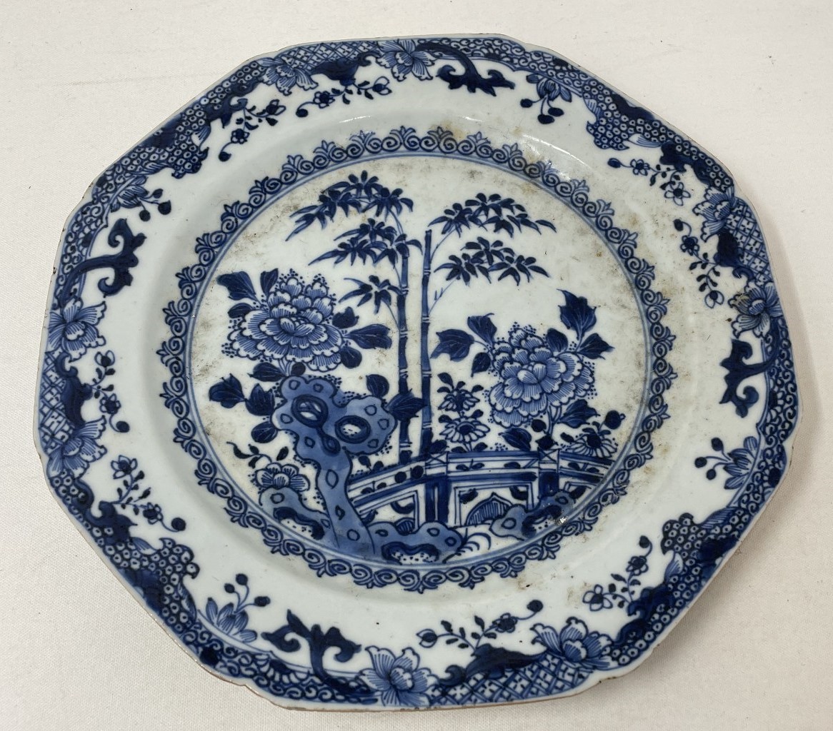 A Chinese octagonal plate, decorated foliage in underglaze blue, 22 cm wide, a Chinese box and - Image 2 of 9