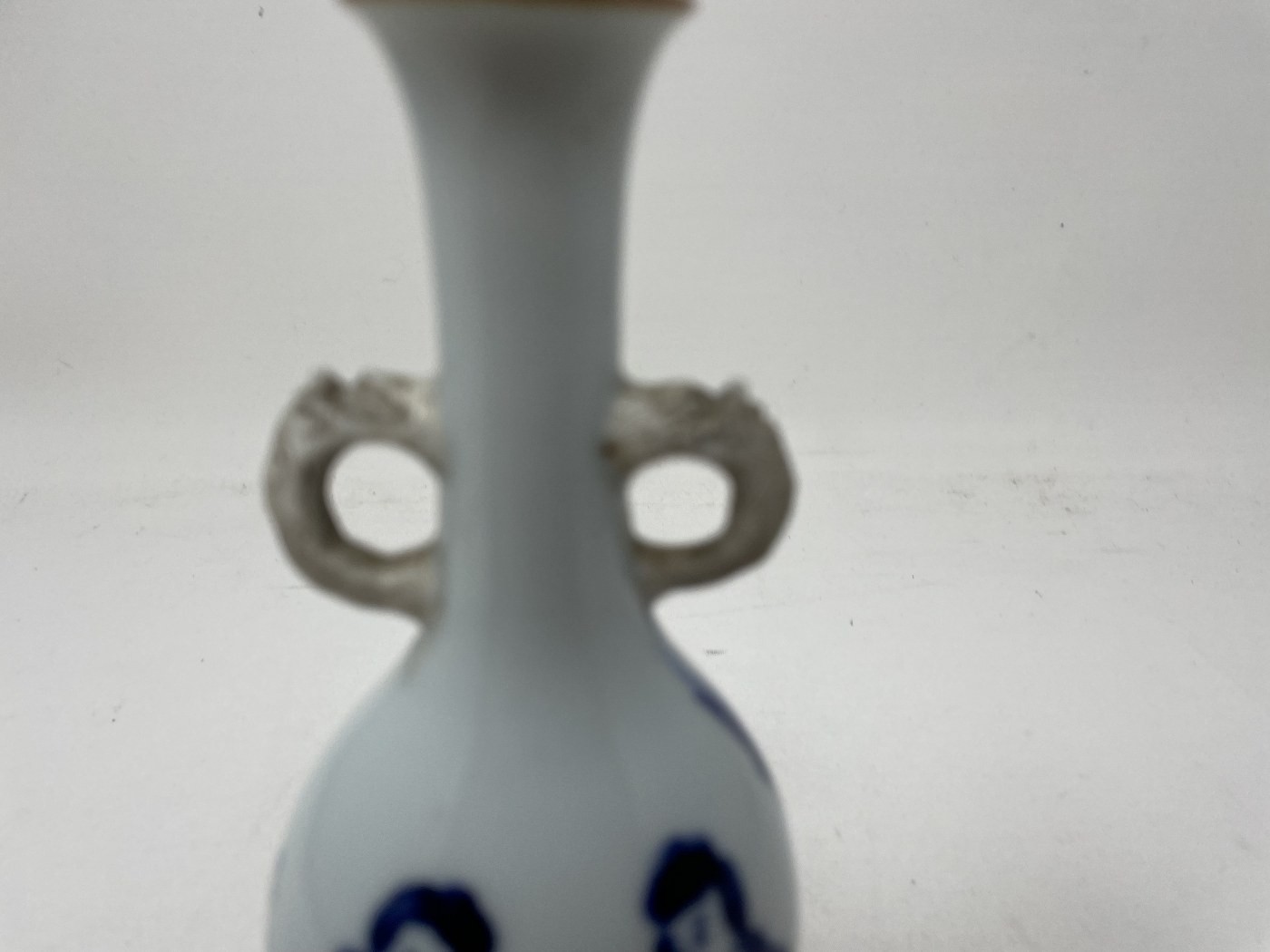 A Chinese porcelain jar and cover, 10 cm high, and a vase, decorated ladies, 17 cm high (2) Vase - - Bild 11 aus 12