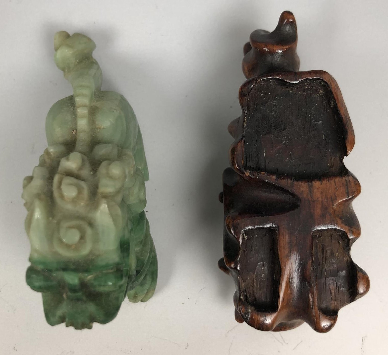 A Chinese carved green carnelian figure of a crouching Buddhist lion, probaby Qing Dynasty, 6 cm - Image 4 of 4