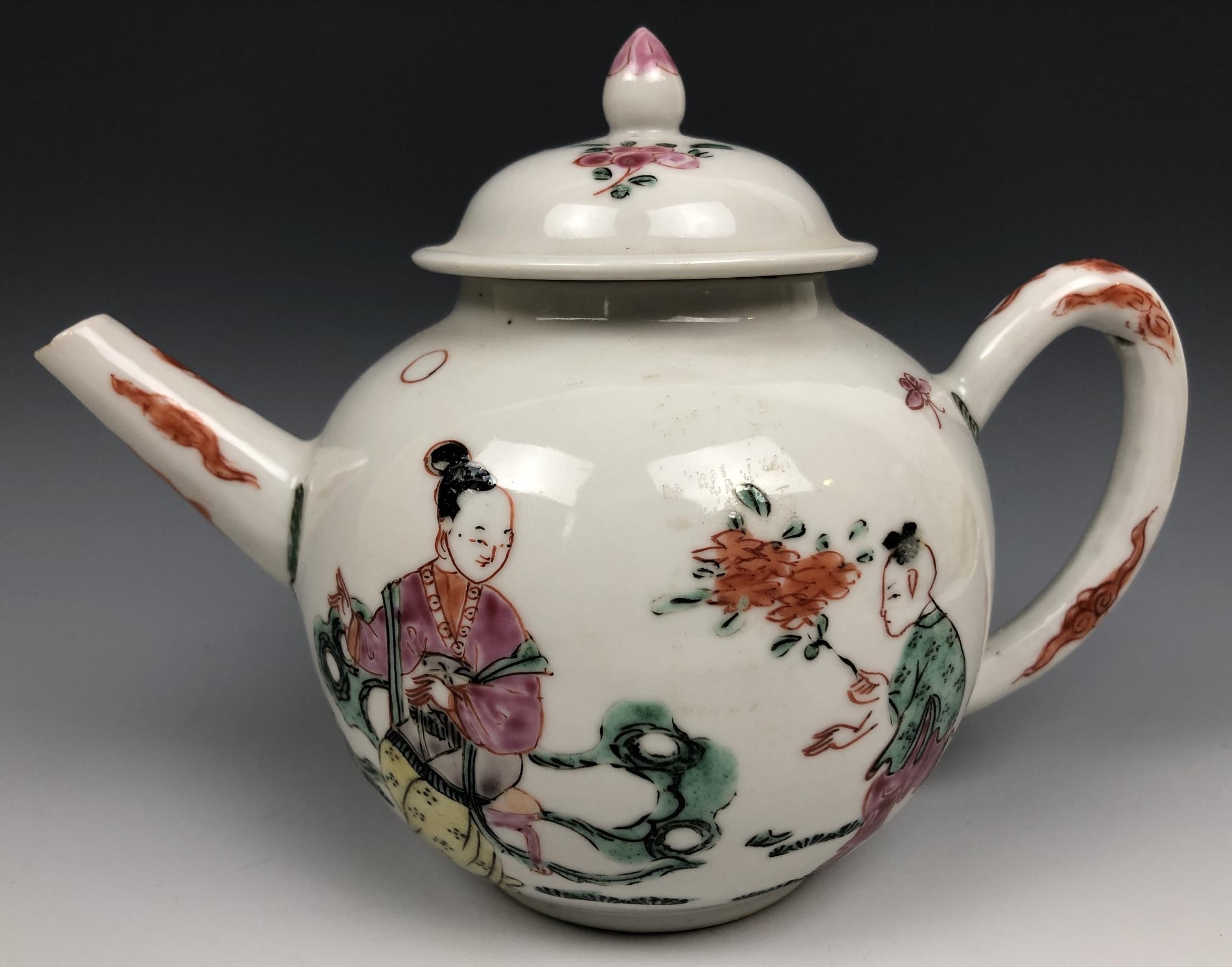 A Chinese famille rose teapot and cover, decorated figures, 12 cm high very minor spout chips - Bild 2 aus 5