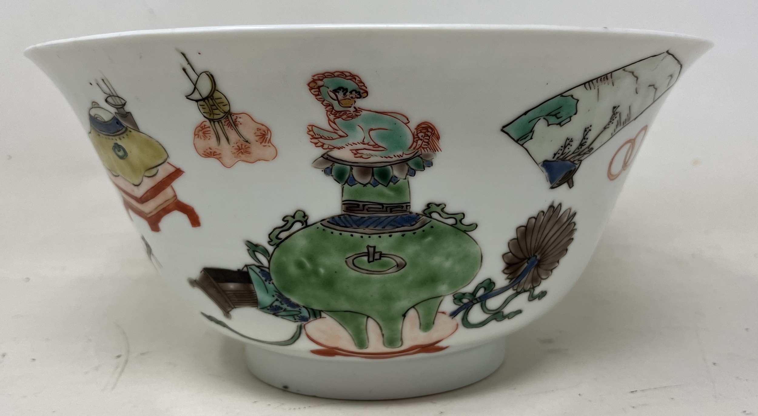 A Chinese famille verte Hundred Antiquities porcelain bowl, probaby Kangxi period, blue double - Bild 5 aus 7