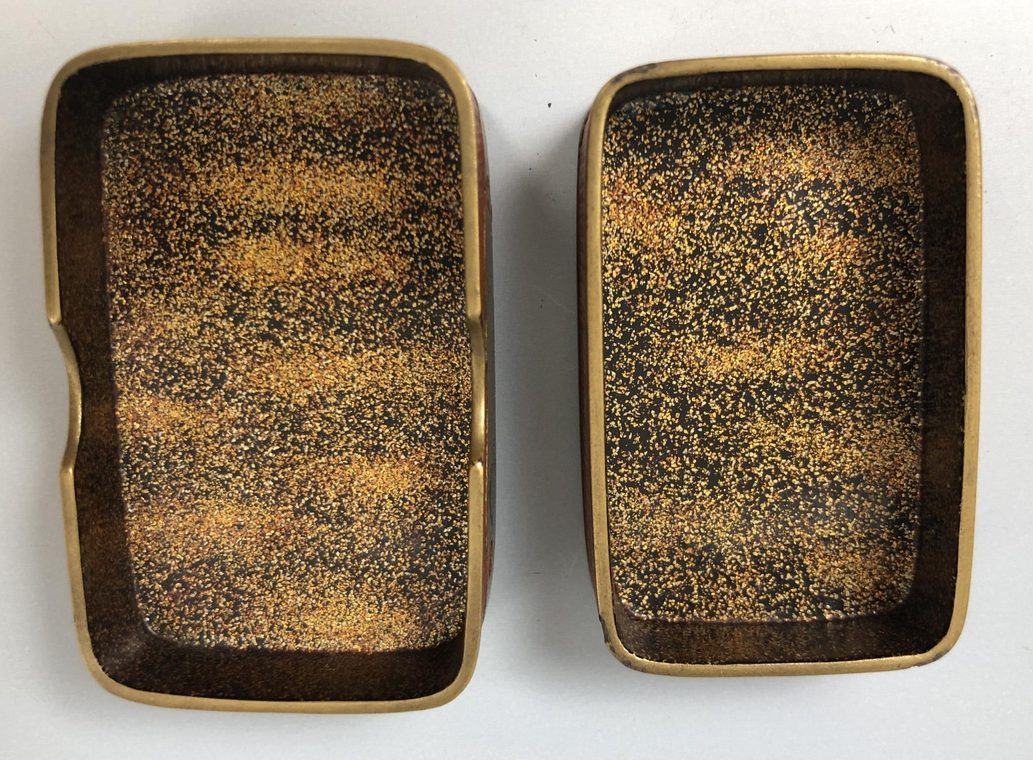 A Japanese lacquered box and cover, decorated flowers and foliage, 5 cm wide - Bild 4 aus 4