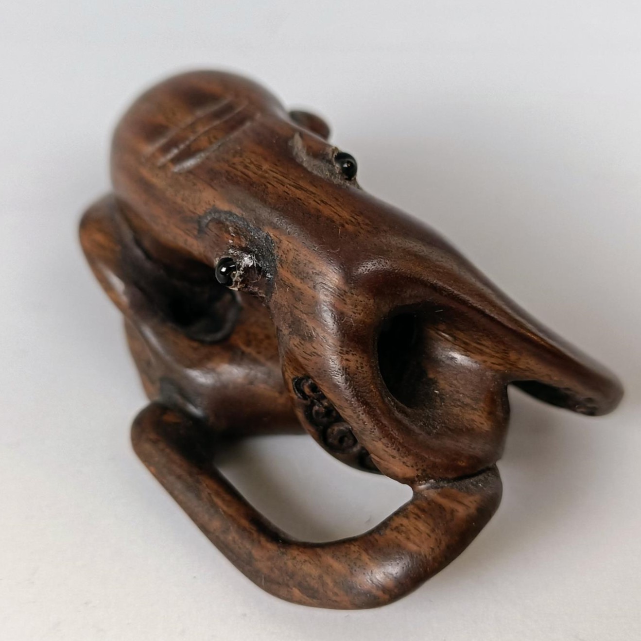 A carved wooden netsuke, in the form of an octopus, 5 cm wide - Image 2 of 5