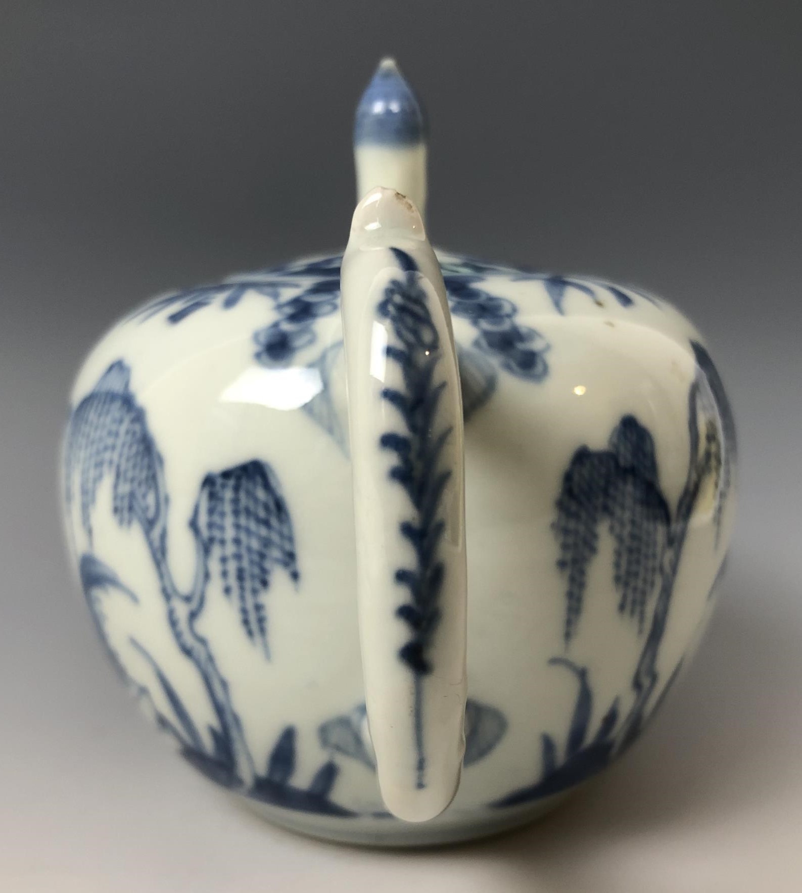 A Chinese teapot and cover, decorated birds, flowers and foliage in underglaze blue, 11.5 cm high - Image 5 of 5