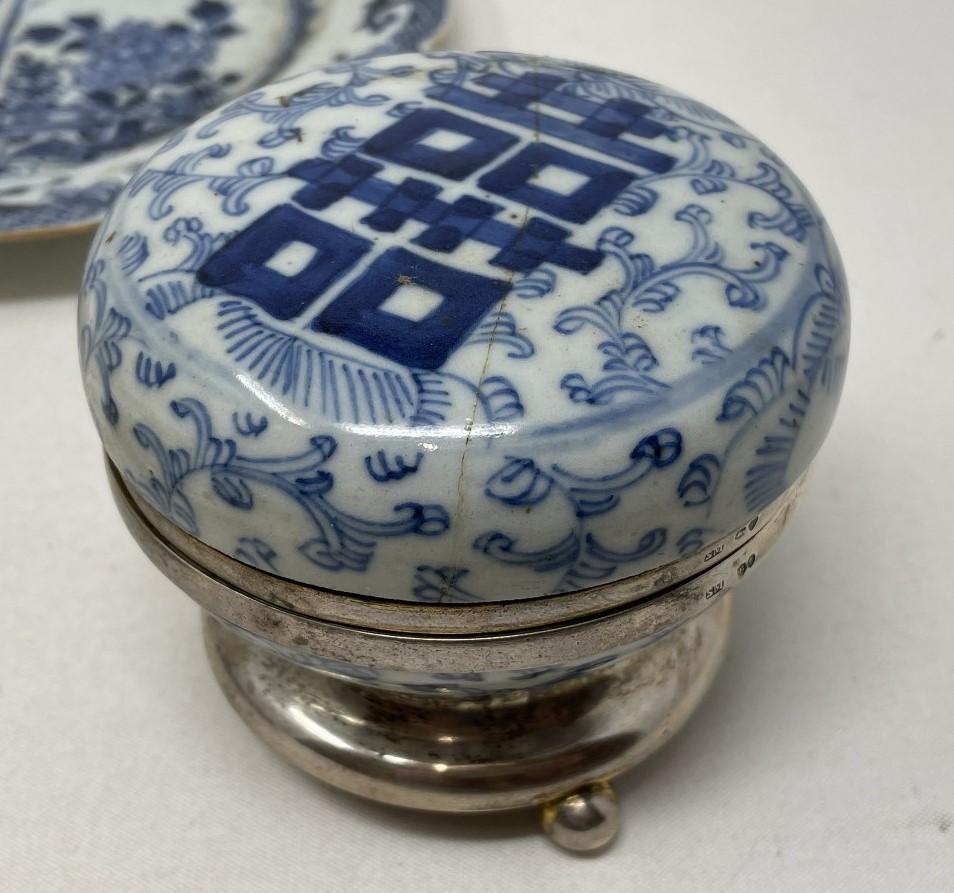 A Chinese octagonal plate, decorated foliage in underglaze blue, 22 cm wide, a Chinese box and - Image 4 of 9