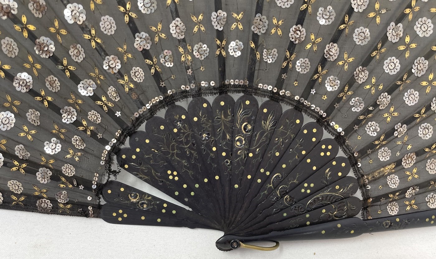 A carved ebony fan, the lace decorated applied flowers, 25 cm, boxed - Image 3 of 6