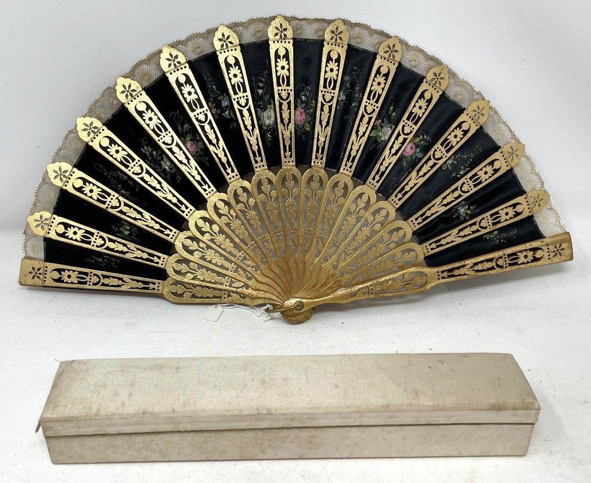 A carved wood fan, silk painted flowers, 25 cm, boxed, and three other fans (4) - Image 13 of 15
