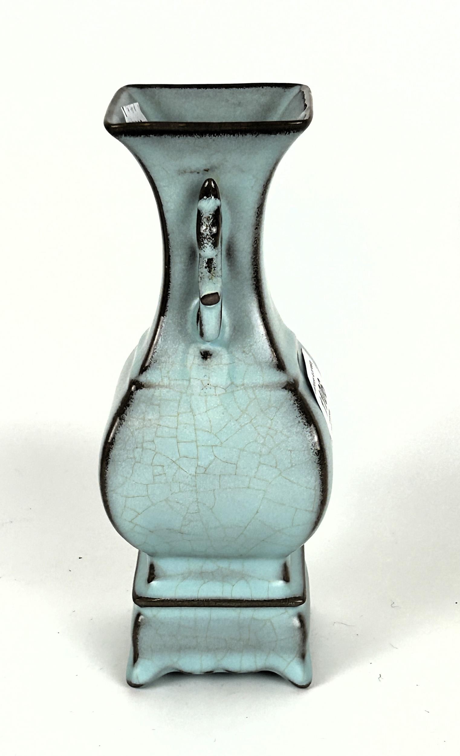 A Chinese turquoise glazed vase, 20 cm high - Image 3 of 4