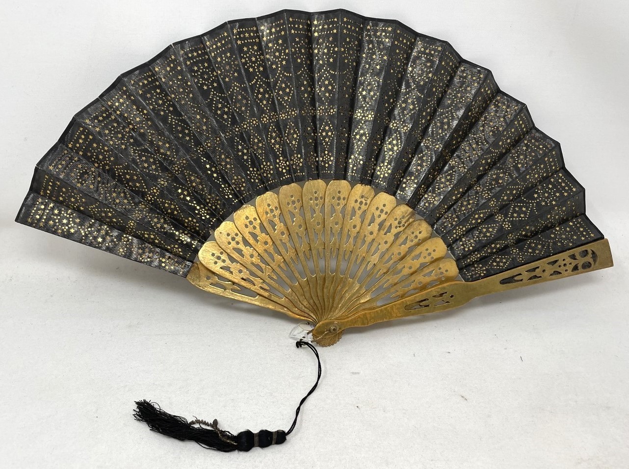 An ebonised fan, the silk painted flowers, 25 cm, boxed, and five other fans (6) - Image 14 of 24