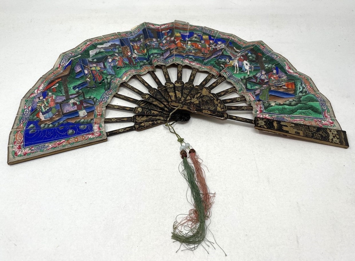 A lacquered fan, decorated figures, paper painted with figures, 22 cm - Image 2 of 4