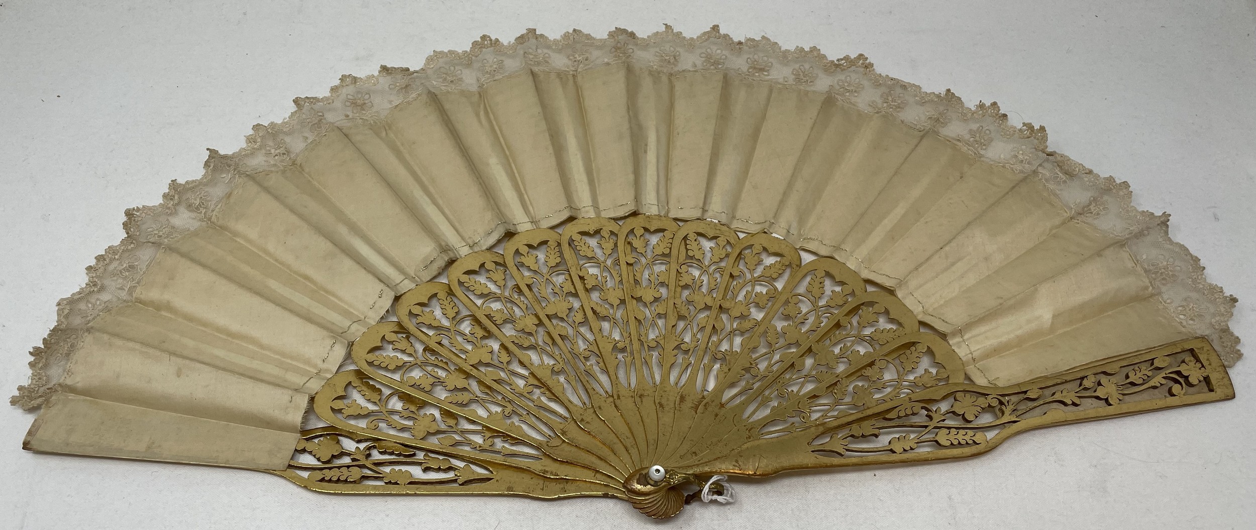 A carved giltwood fan, with pierced decoration, silk decorated butterflies, 10 cm, and two other - Bild 7 aus 9