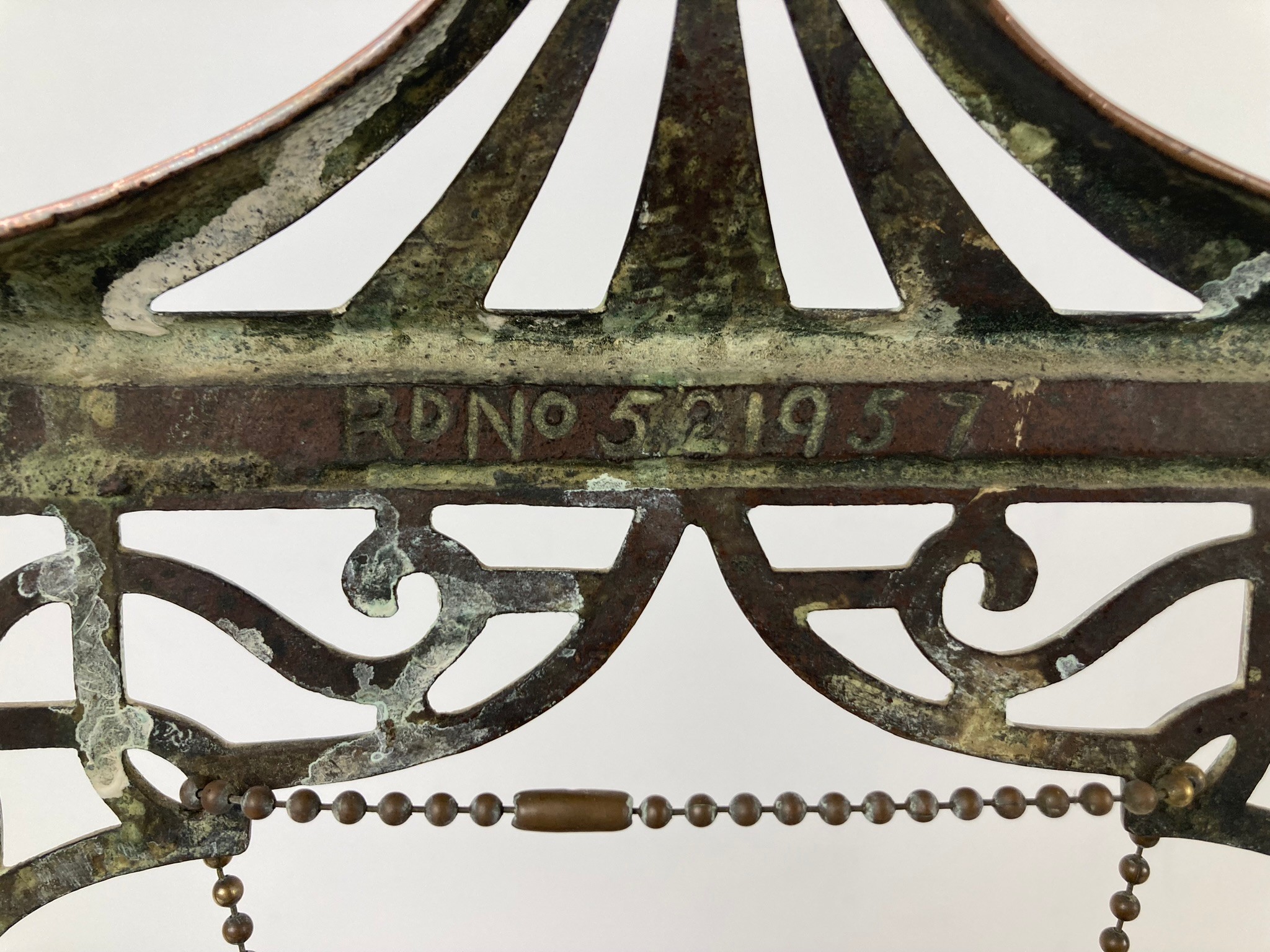 A copper table gong in the Chinese manner, on an oak base, 40 cm high - Image 5 of 5