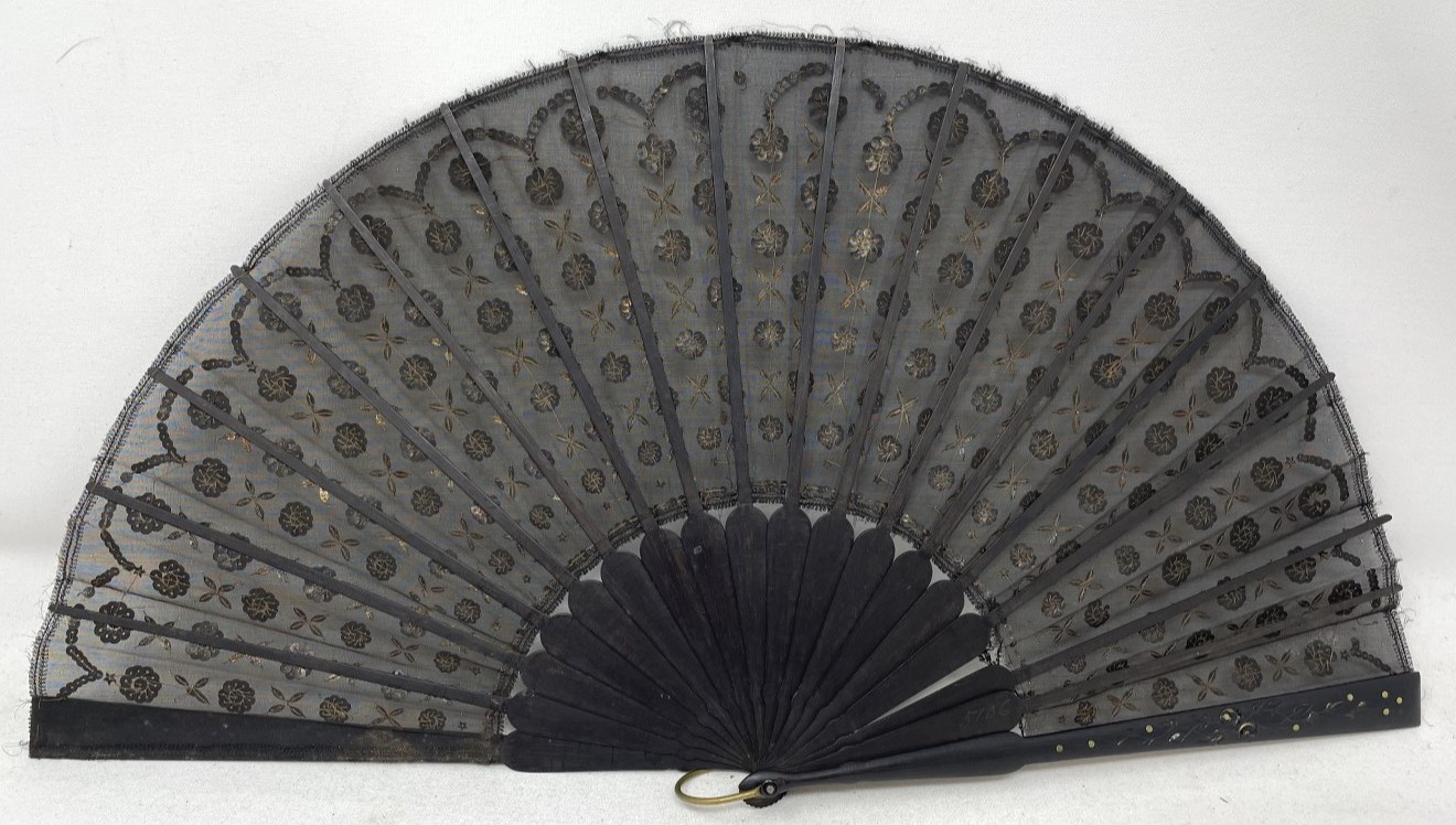 A carved ebony fan, the lace decorated applied flowers, 25 cm, boxed - Image 2 of 6