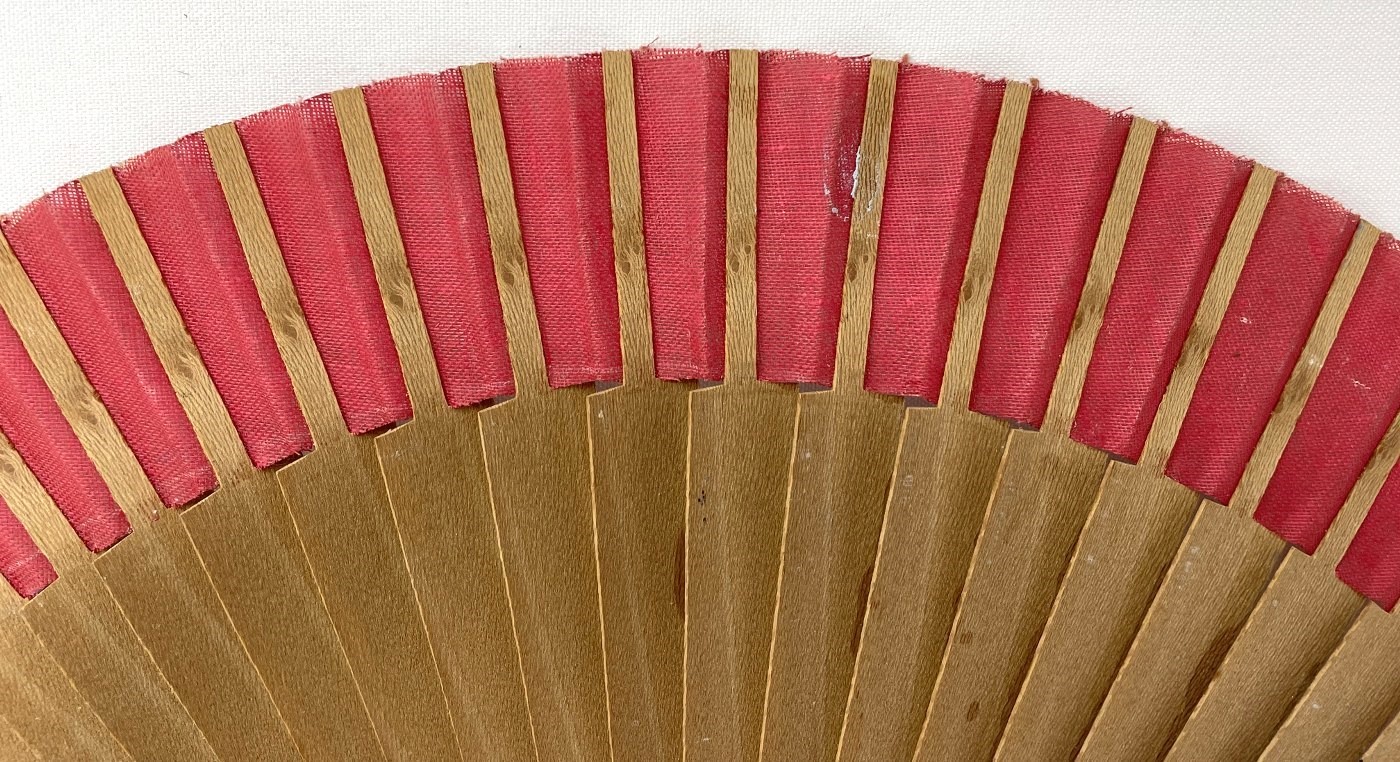 An ebonised fan, the silk painted flowers, 25 cm, boxed, and five other fans (6) - Image 8 of 24