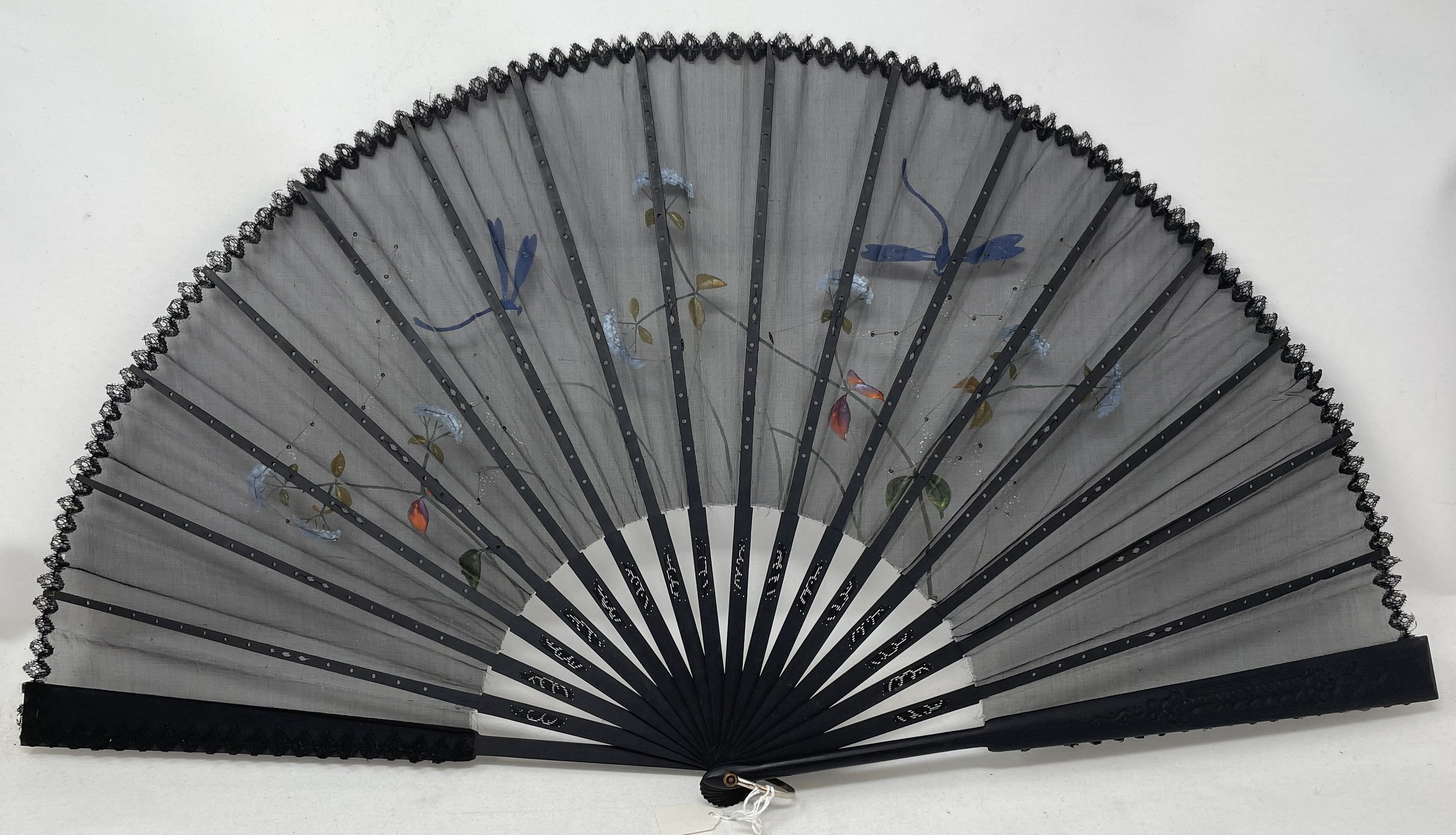 A carved ebony fan, lace decorated flowers, 36 cm and five other fans (6) - Image 9 of 13