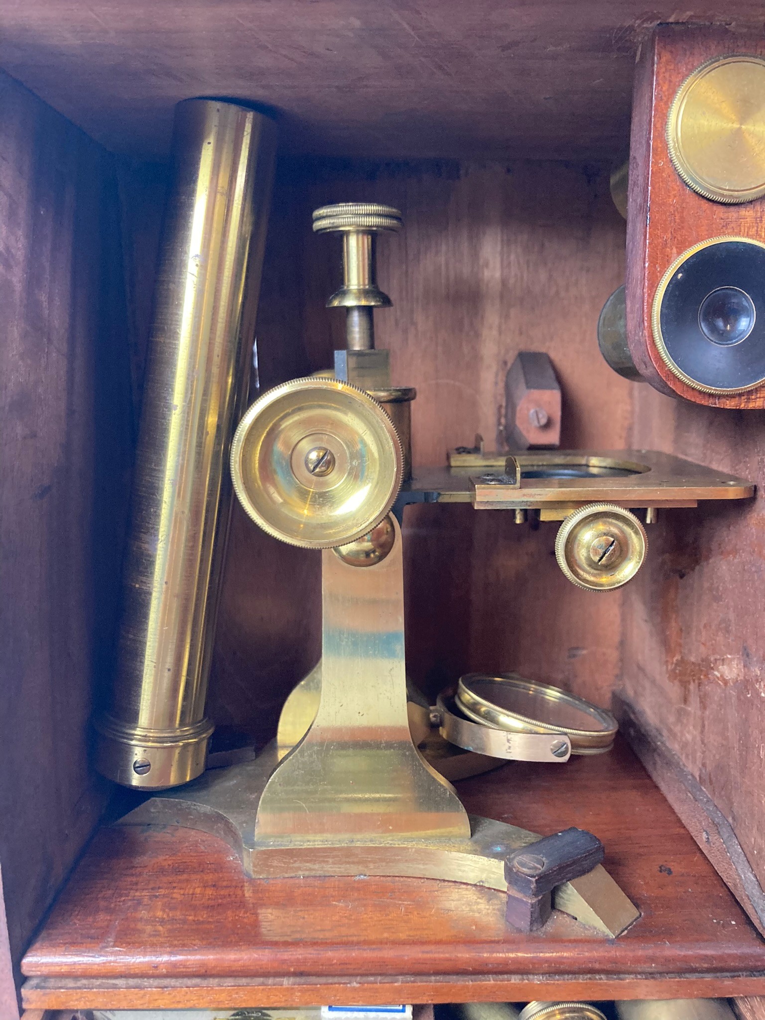 A 19th century brass microscope, in a mahogany case, with a fitted drawer containing various slides - Bild 2 aus 4