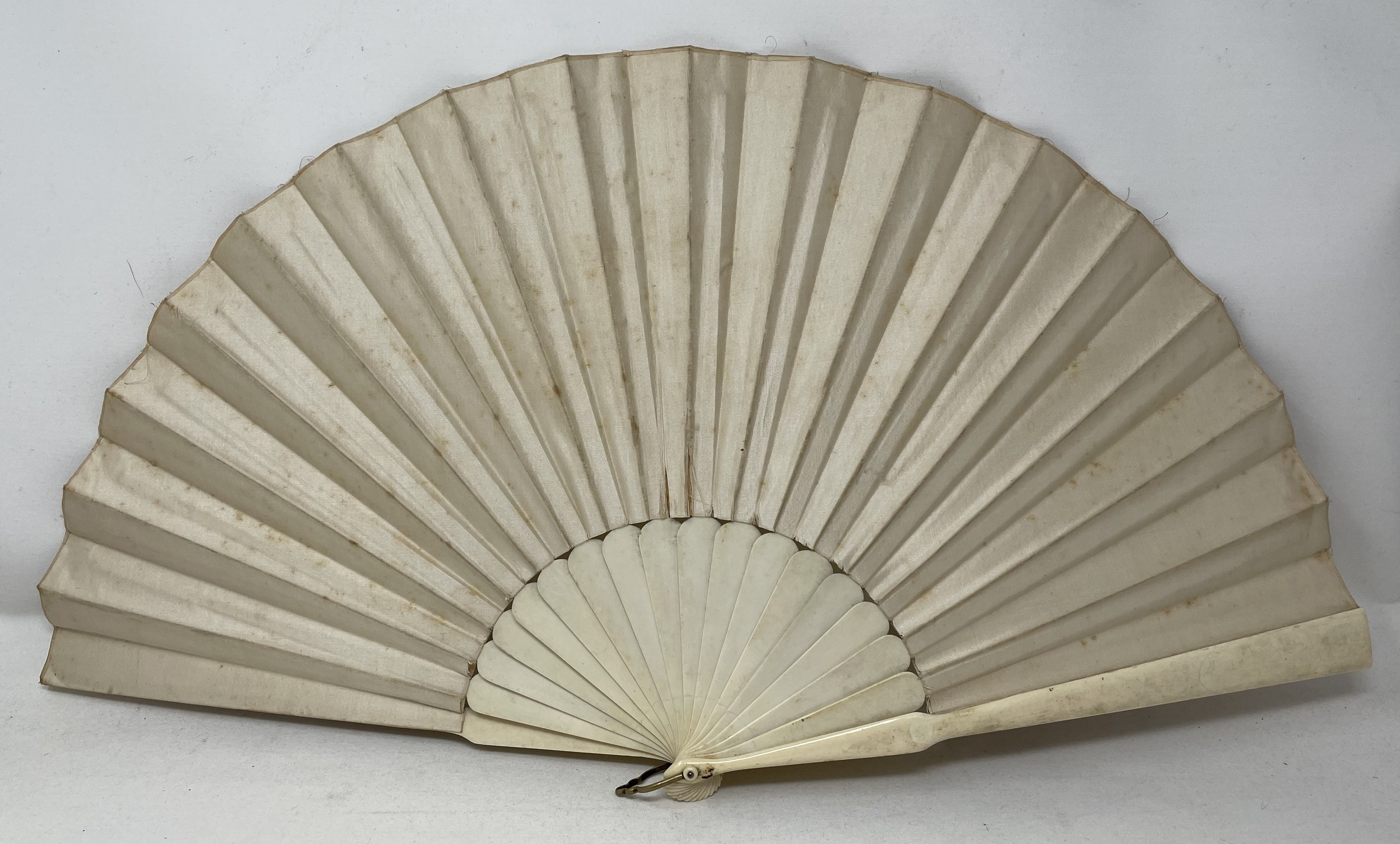 A carved giltwood fan, with pierced decoration, silk decorated butterflies, 10 cm, and two other - Image 4 of 9