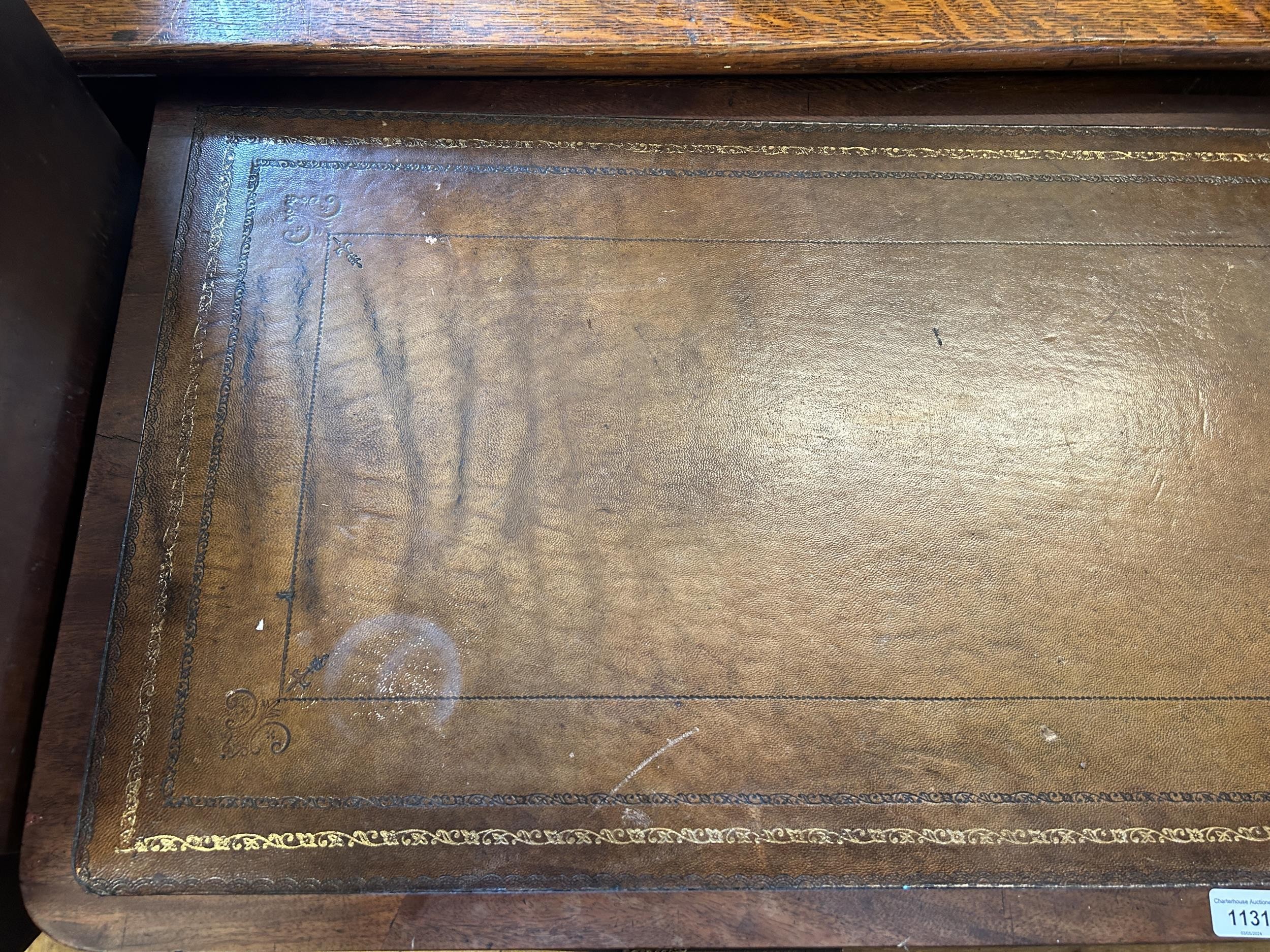 A mahogany kneehole desk, 125 cm wide - Image 2 of 4