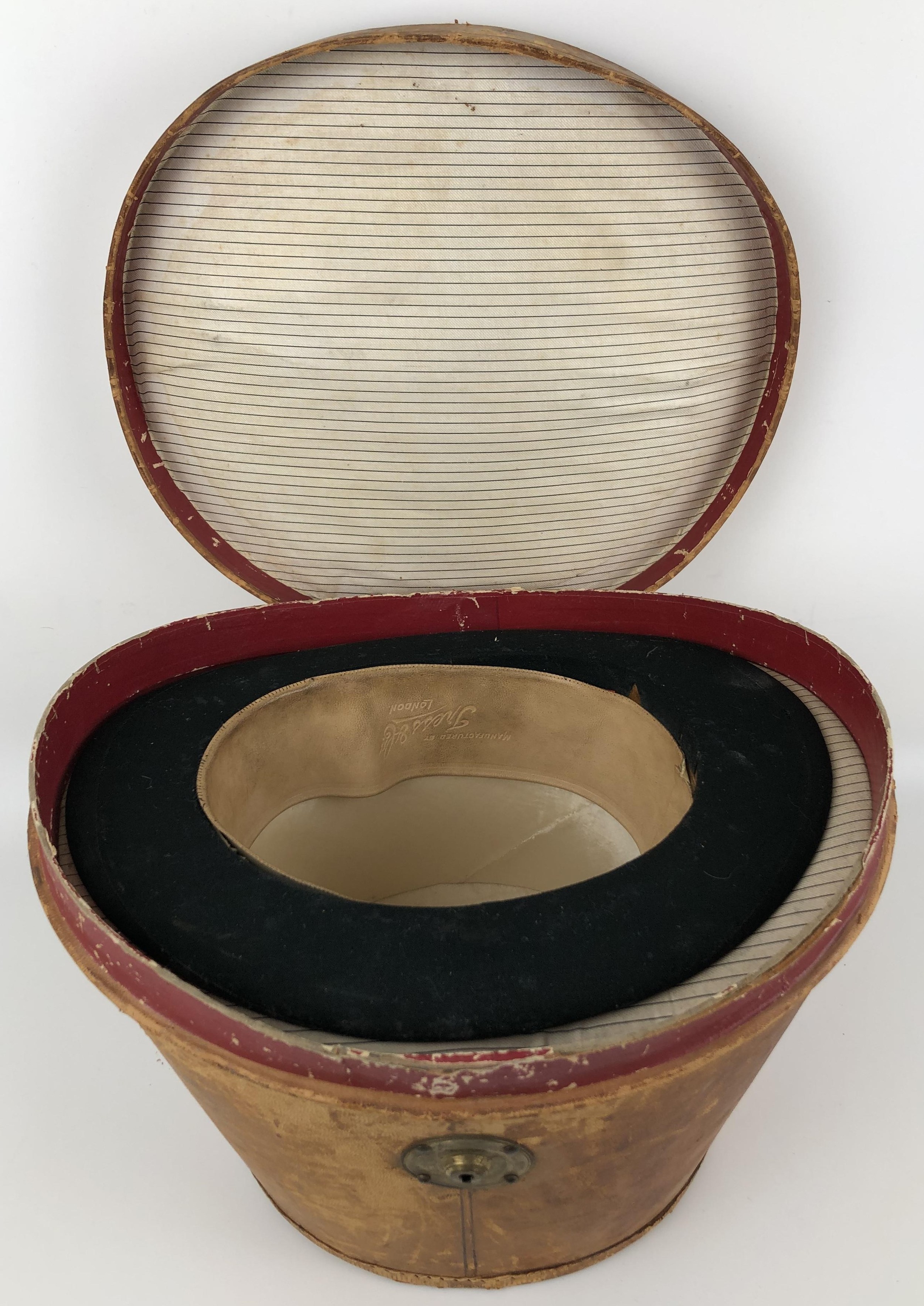 A moleskin top hat, in a hat box, and a bowler hat in a card hat box (2) - Image 8 of 8