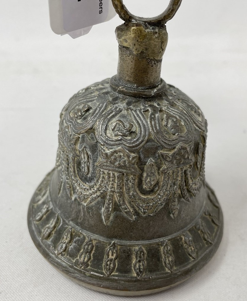 An Indo-Chinese style hand bell, 17.5 cm high, with a clapper - Image 4 of 5