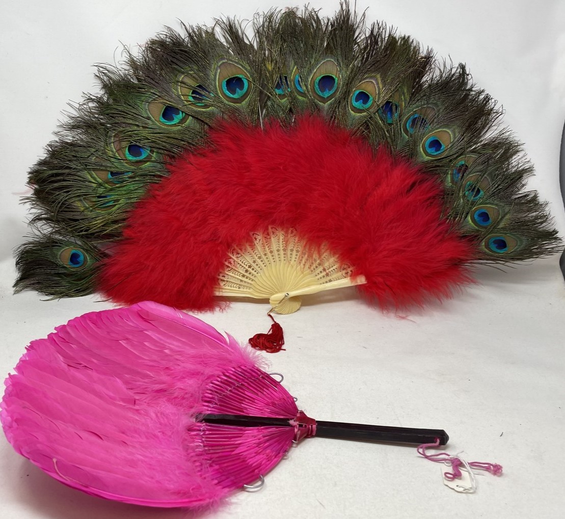 A bakelite and feather fan, 48 cm, and three other feather fans (4) - Image 3 of 4