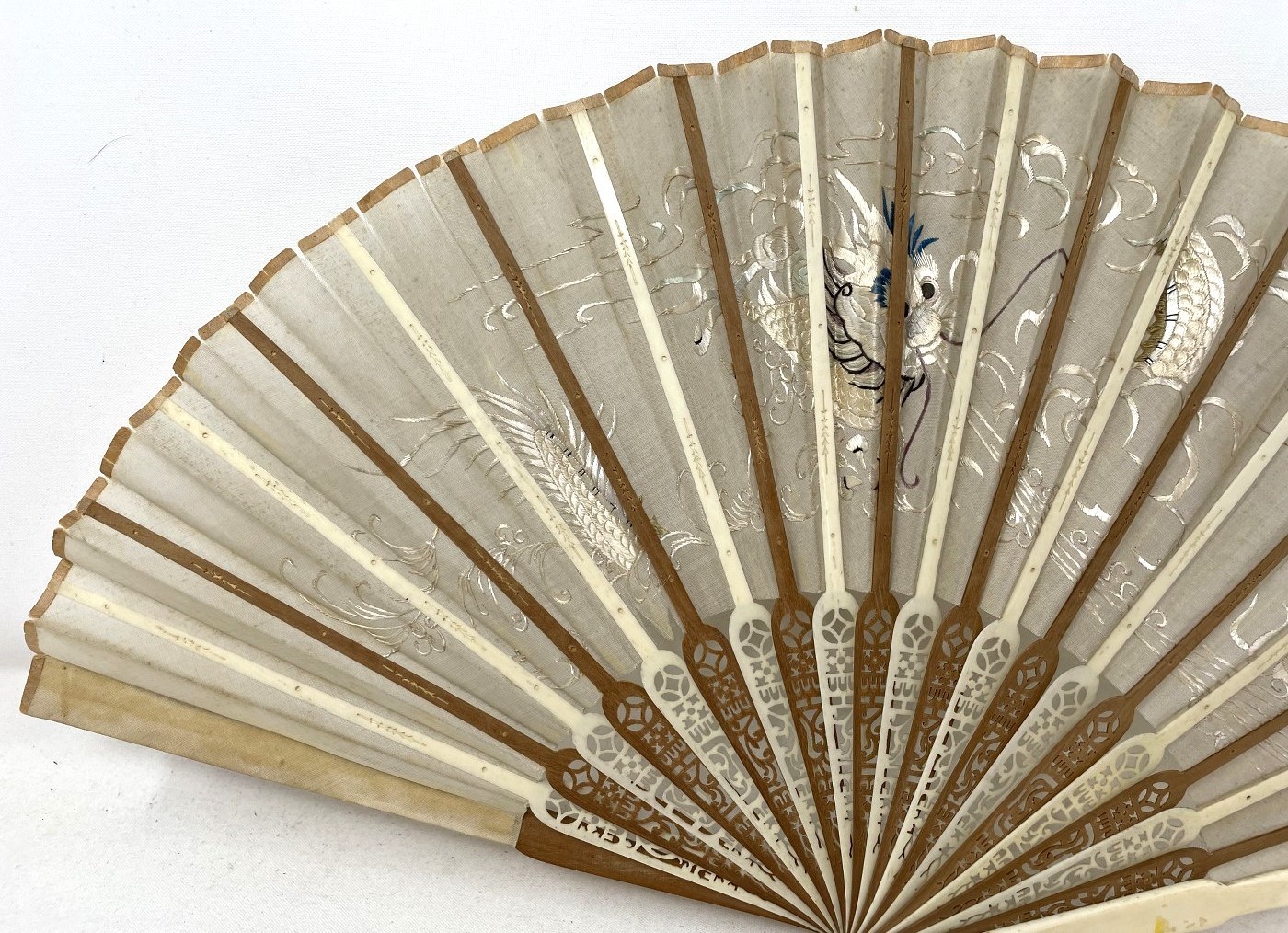 A painted fan, the paper decorated print of military leaders, 23 cm, and four others (5) - Image 15 of 20