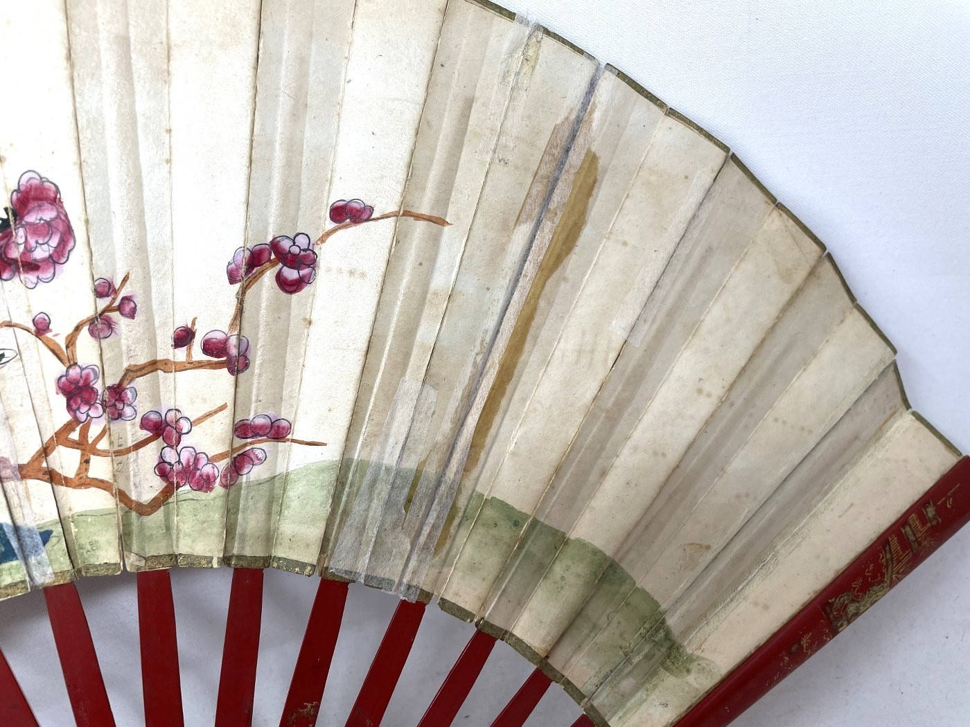 A Chinese carved fan, the paper decorated a landscape, 29 cm, a lacquered fan box, and a lacquered - Bild 5 aus 11