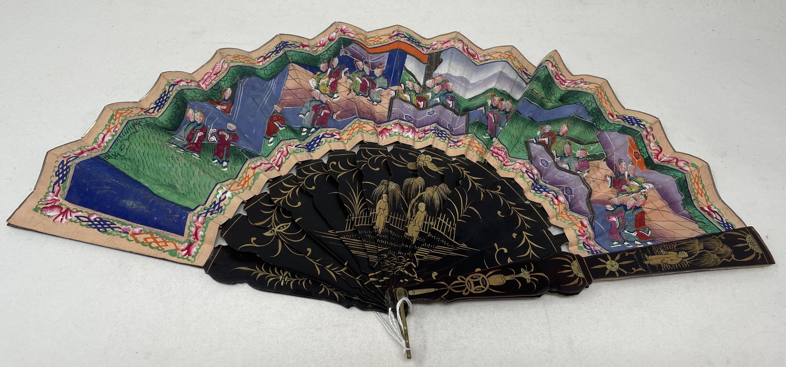 A Chinese lacquered fan, decorated figures, paper painted interior scene, 9.5 cm - Image 2 of 5