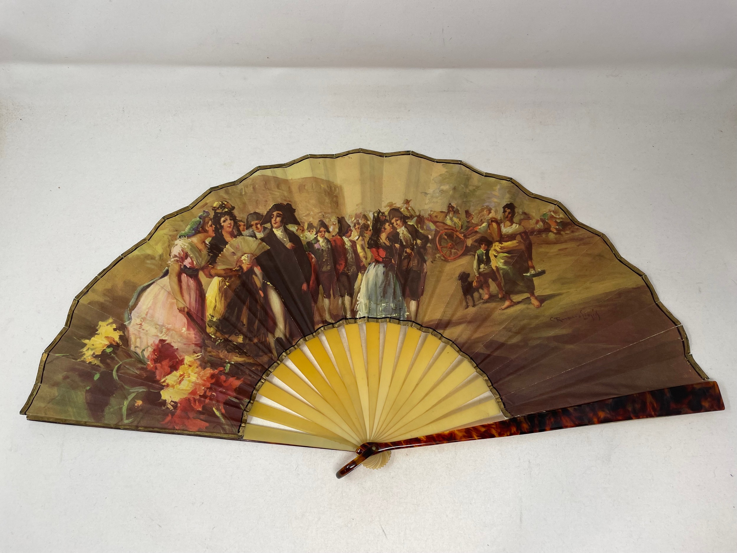 A lacquered fan, decorated figures, with the paper painted birds and flowers, 10 cm, and four - Image 2 of 11