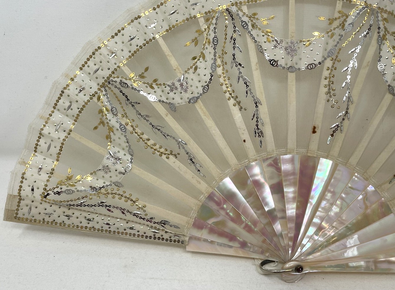 A mother of pearl fan, the lace applied paper festoons, 24 cm - Bild 3 aus 6