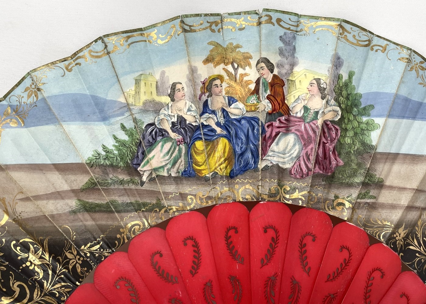 A carved wood fan, silk painted flowers, 25 cm, boxed, and three other fans (4) - Bild 9 aus 15