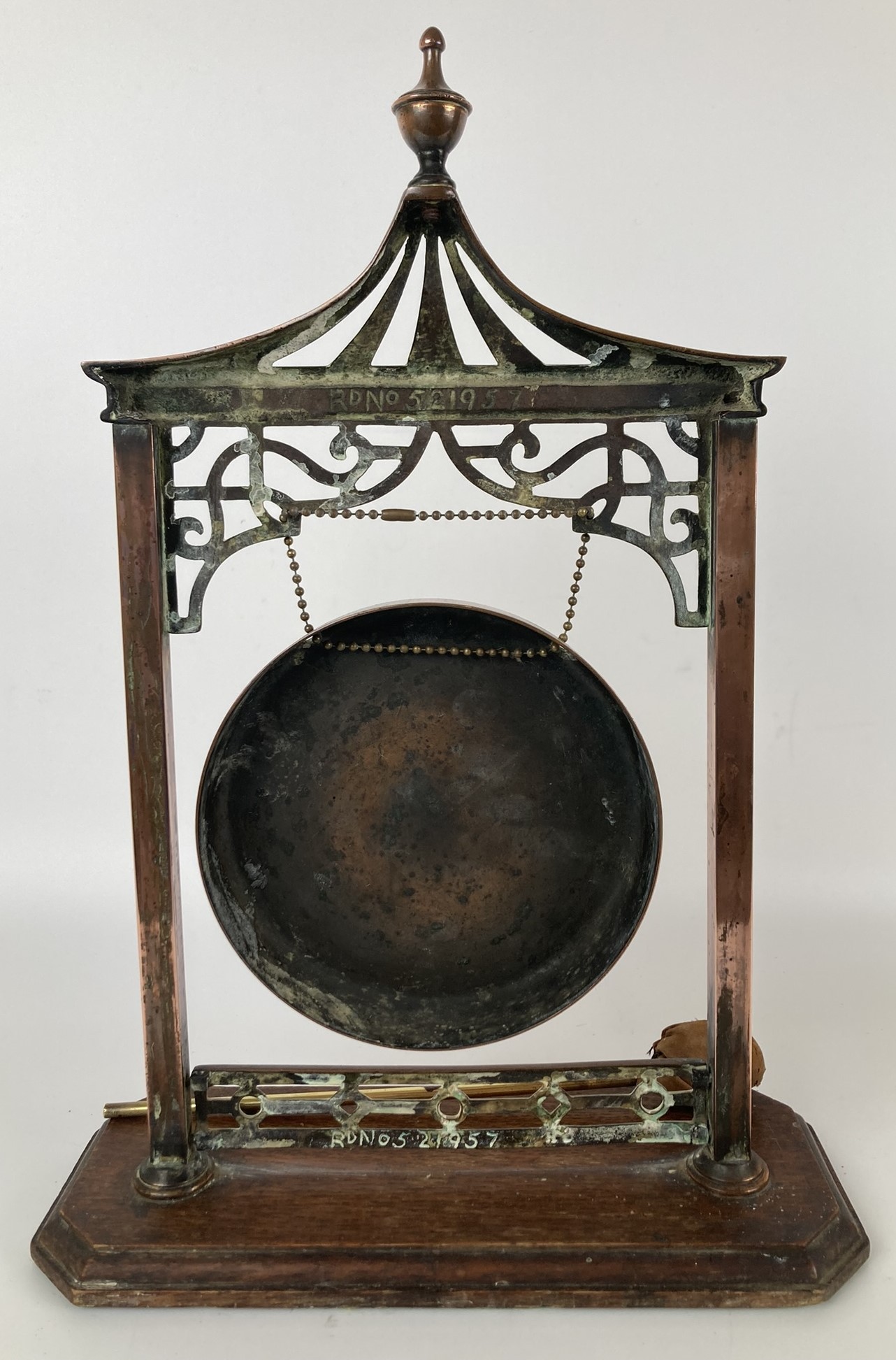 A copper table gong in the Chinese manner, on an oak base, 40 cm high - Image 4 of 5