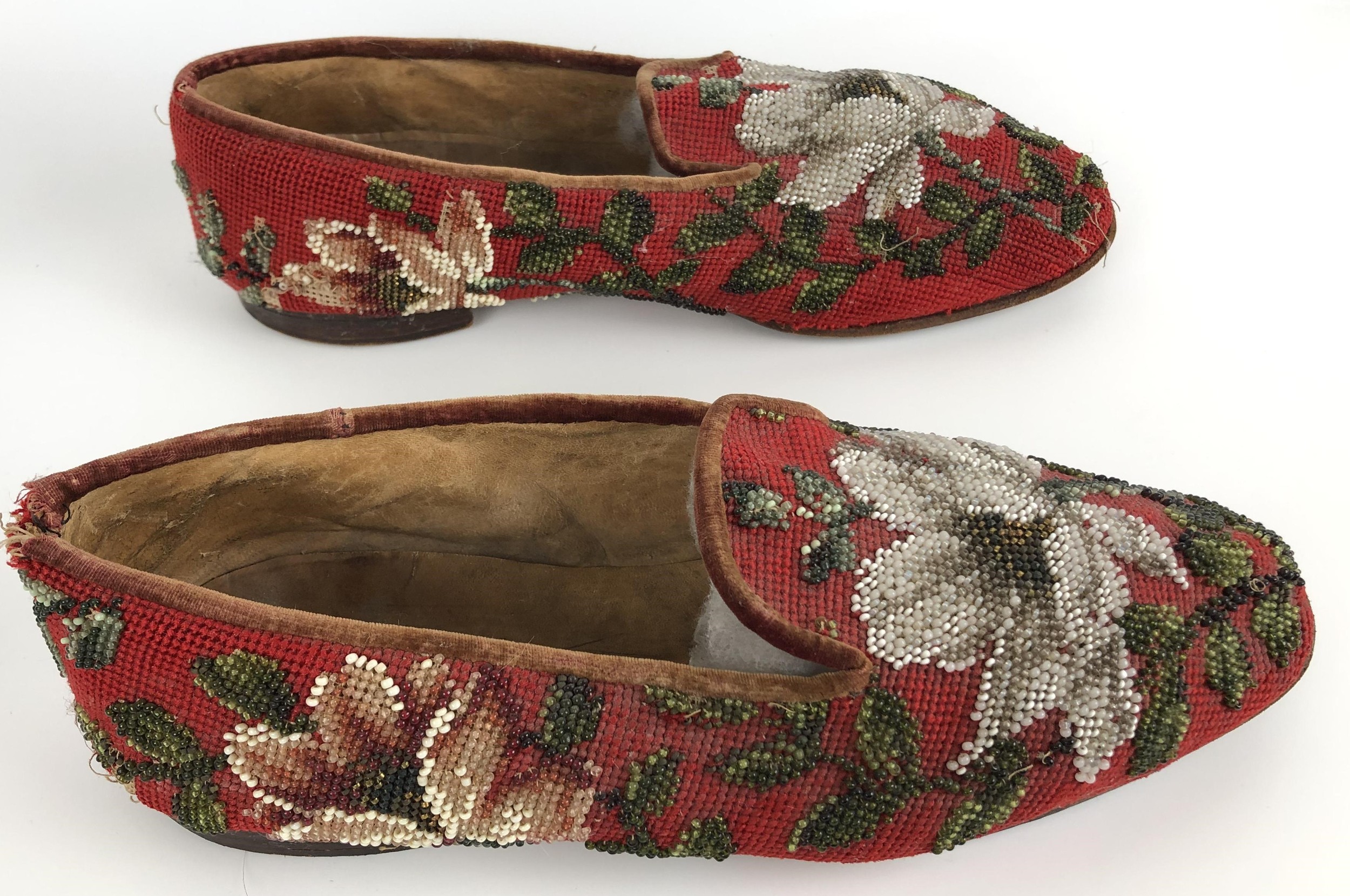 A pair of late 19th/early 20th century beadwork slippers, decorated flowers - Image 4 of 9