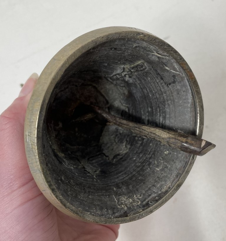 An Indo-Chinese style hand bell, 17.5 cm high, with a clapper - Image 5 of 5