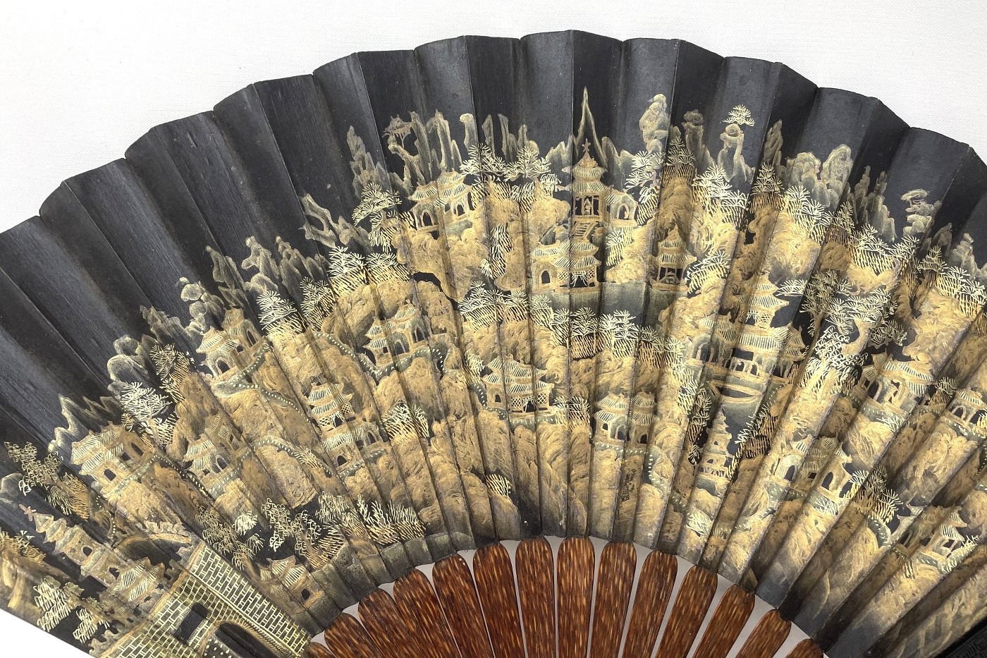 A Chinese carved fan, the paper decorated a landscape, 29 cm, a lacquered fan box, and a lacquered - Bild 9 aus 11
