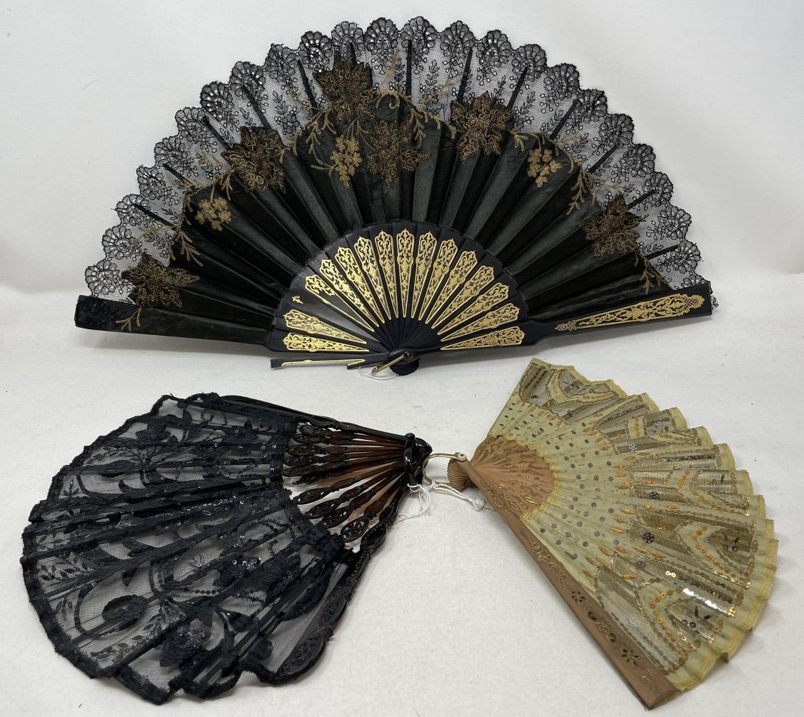 A painted wooden fan, painted a tavern scene, 29 cm, and four other fans (5) - Image 4 of 8