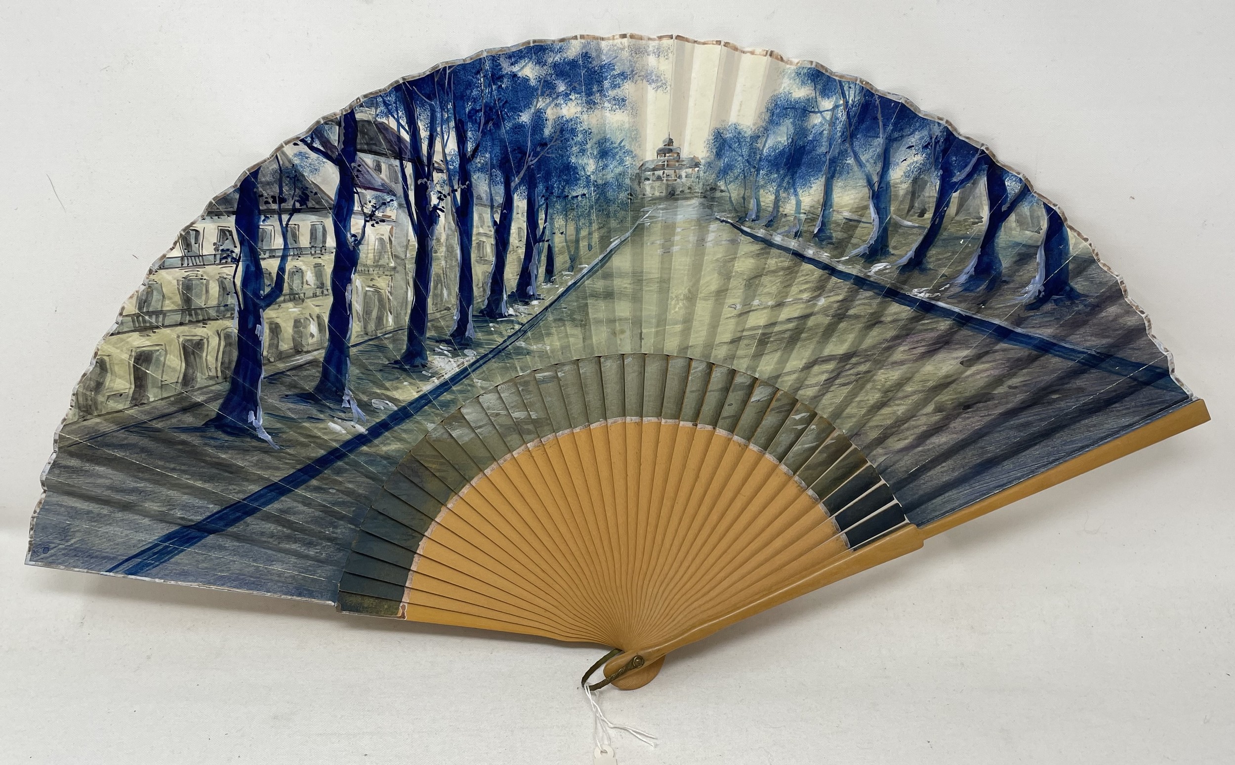 A lacquered fan, decorated figures, paper painted interior scene, 11 cm, boxed, and two other - Bild 8 aus 9