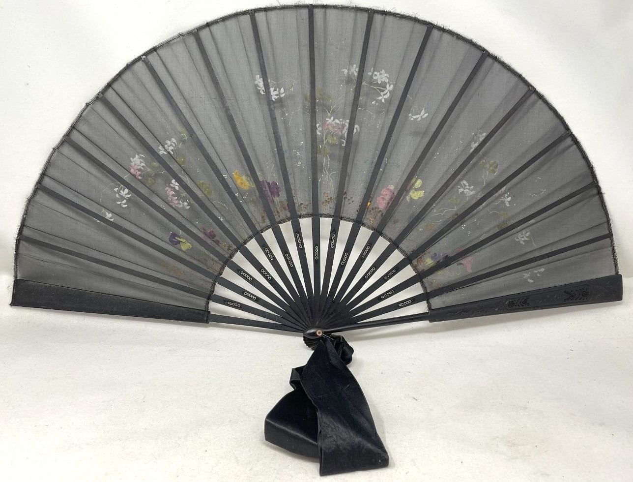 A carved ebony fan, lace painted flowers, 36 cm, and five other fans  (6) - Bild 5 aus 11