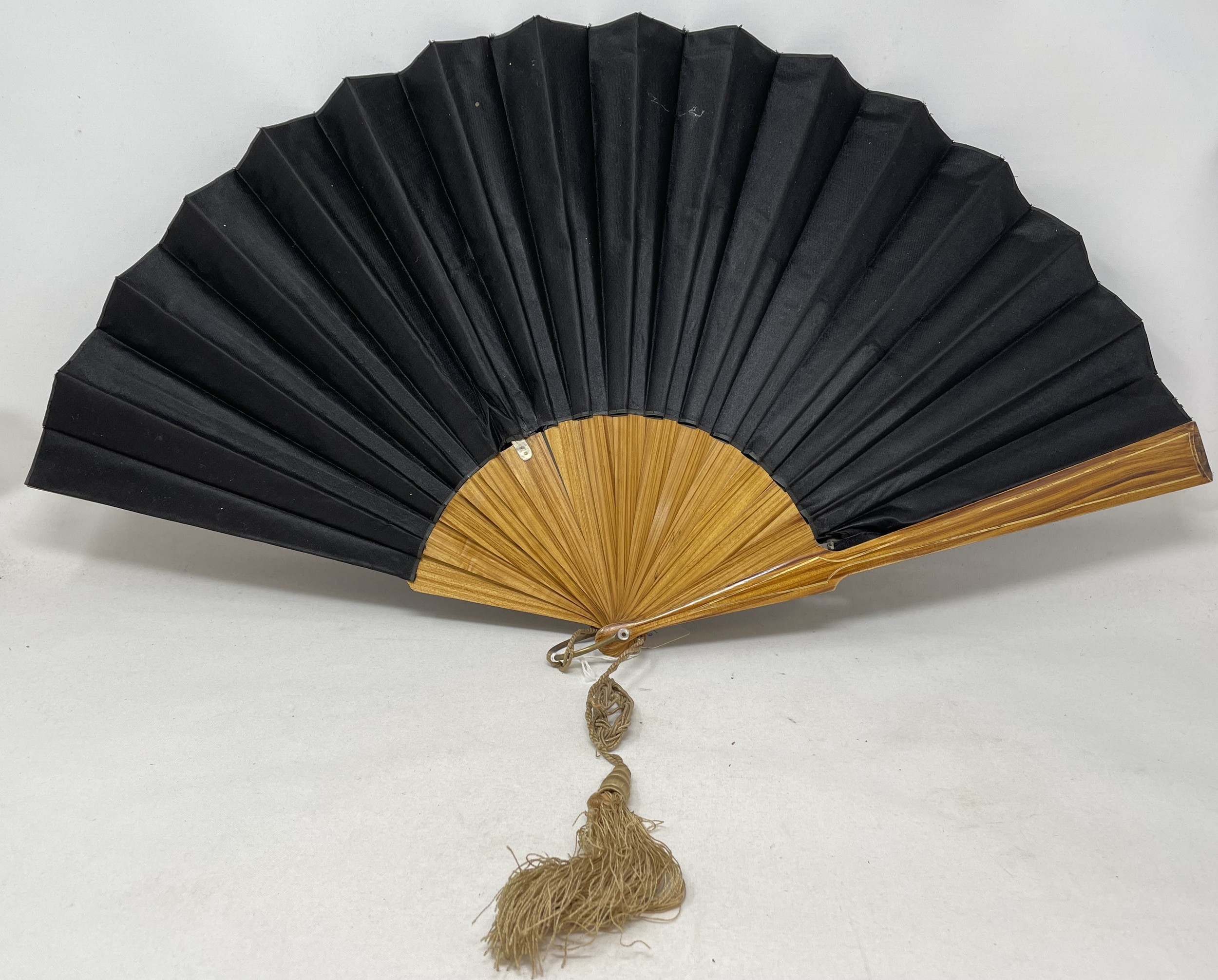 A carved ebony fan, lace decorated flowers, 36 cm and five other fans (6) - Bild 7 aus 13