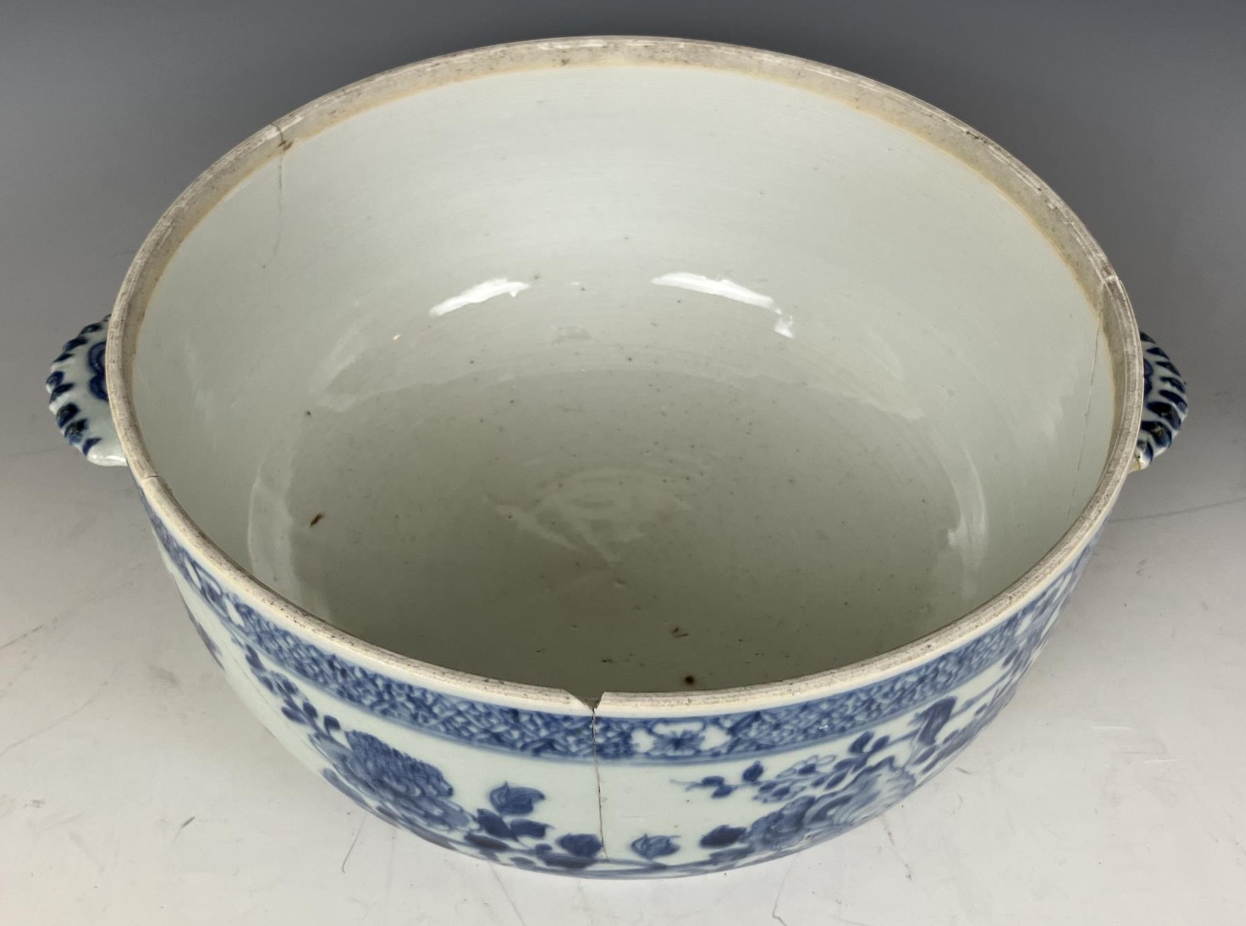 A Chinese blue and white tureen and cover, 30 cm, four bowls, and an octagonal plate (box) All items - Image 2 of 6