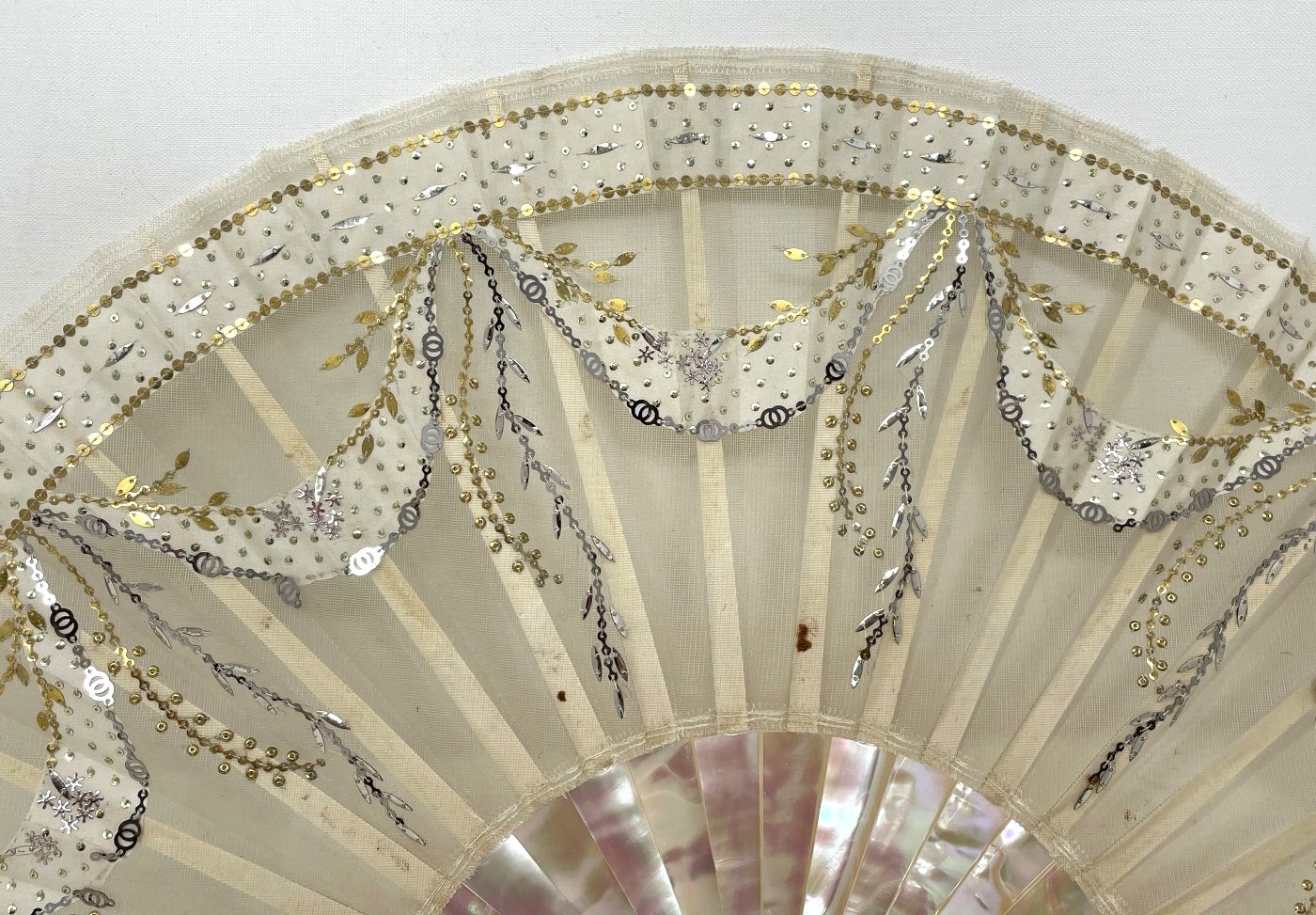 A mother of pearl fan, the lace applied paper festoons, 24 cm - Bild 2 aus 6